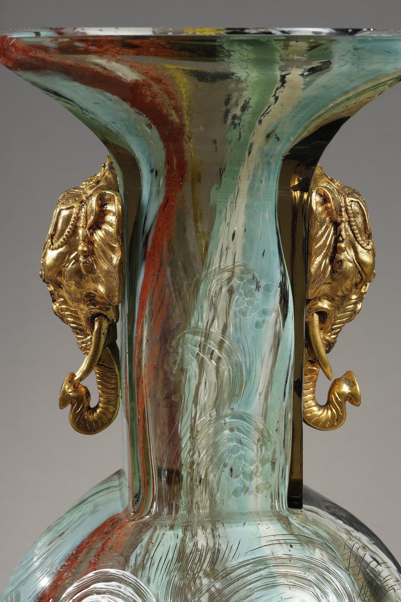 Vase with Elephant heads For Sale 7