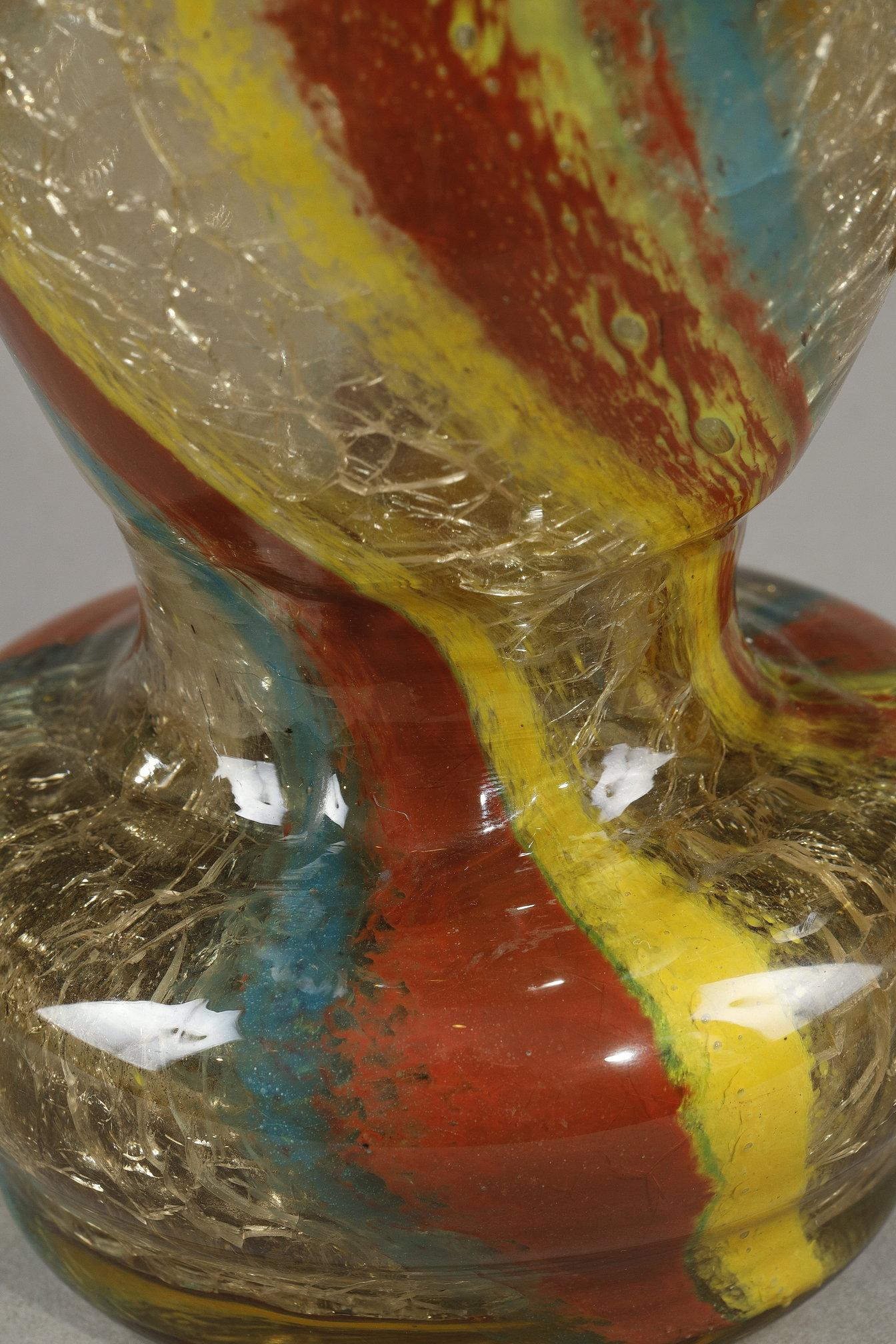 Vase avec têtes de dragon en vente 3