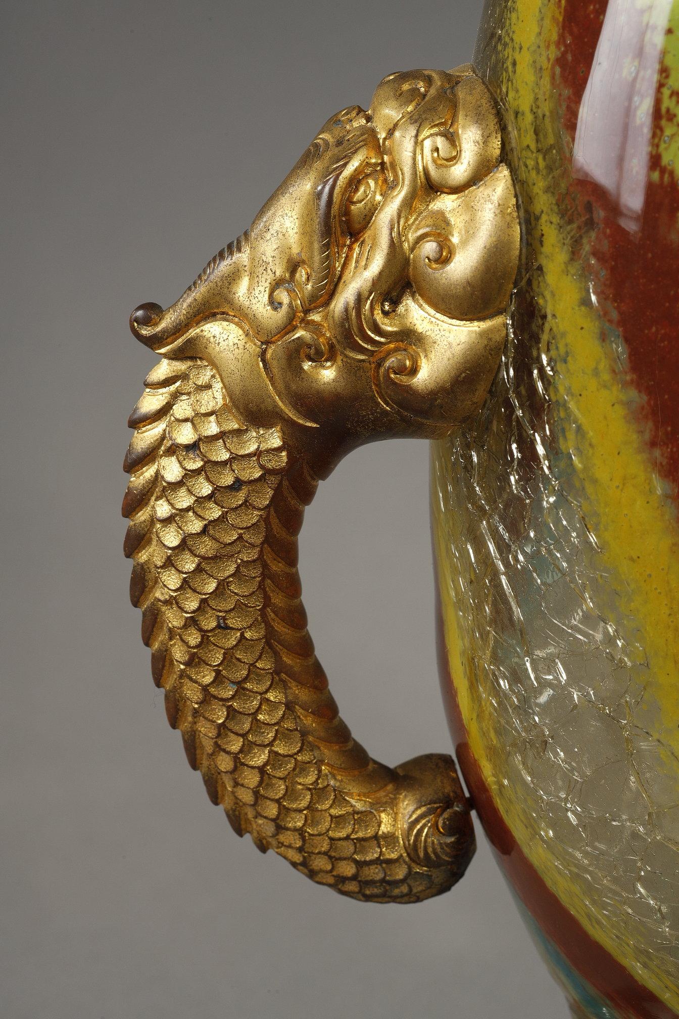 Vase avec têtes de dragon en vente 5
