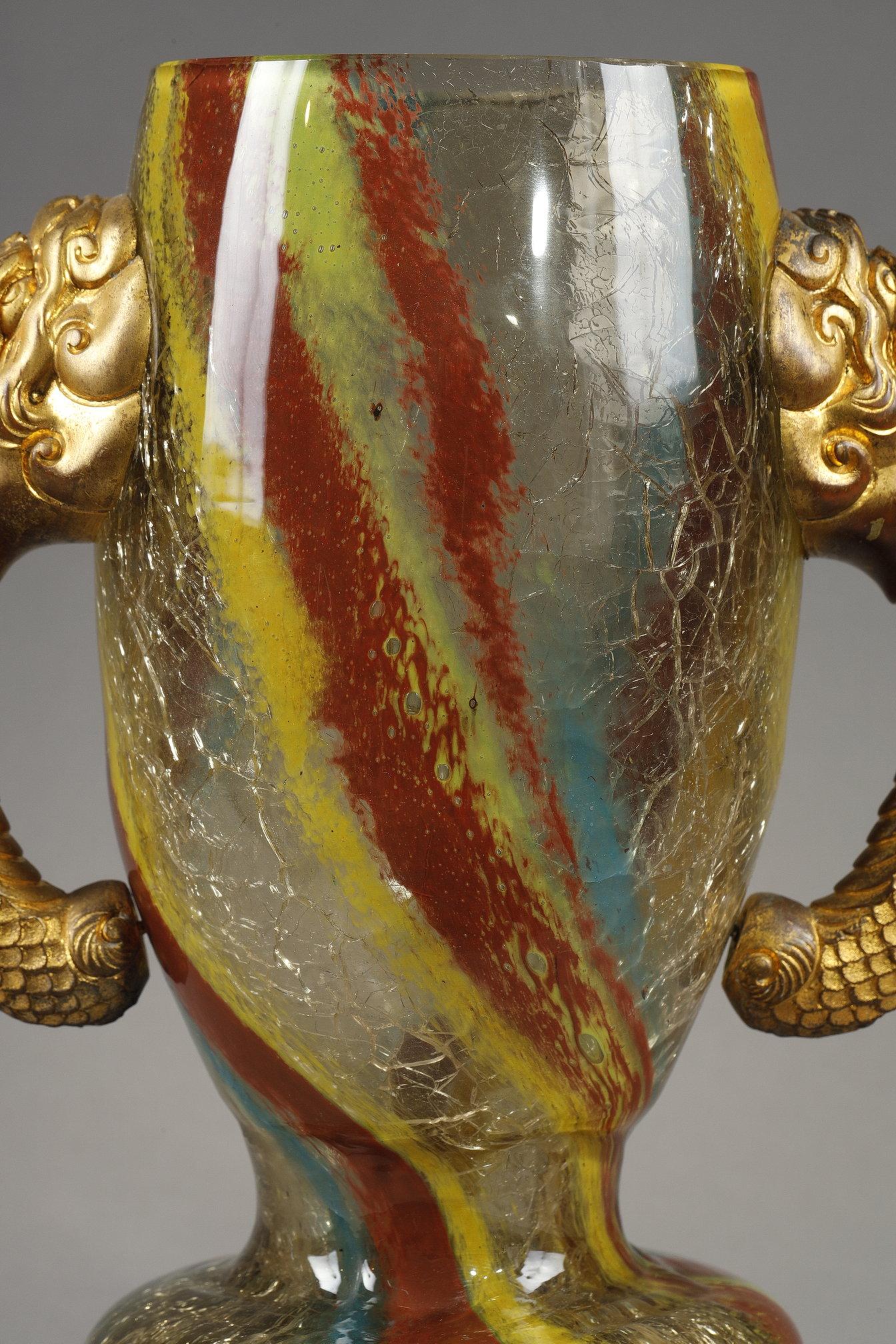 Vase avec têtes de dragon en vente 1