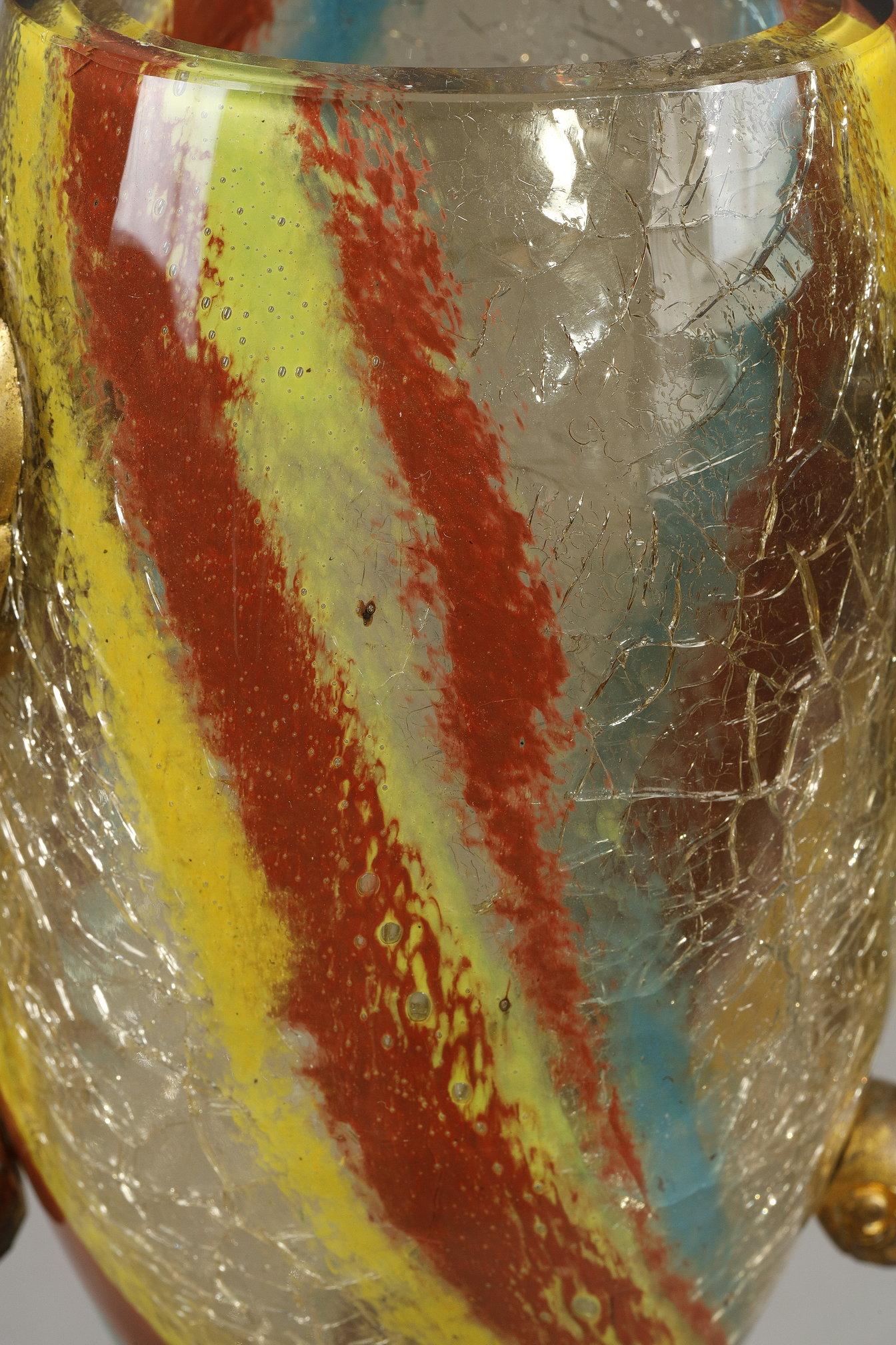 Vase avec têtes de dragon en vente 2