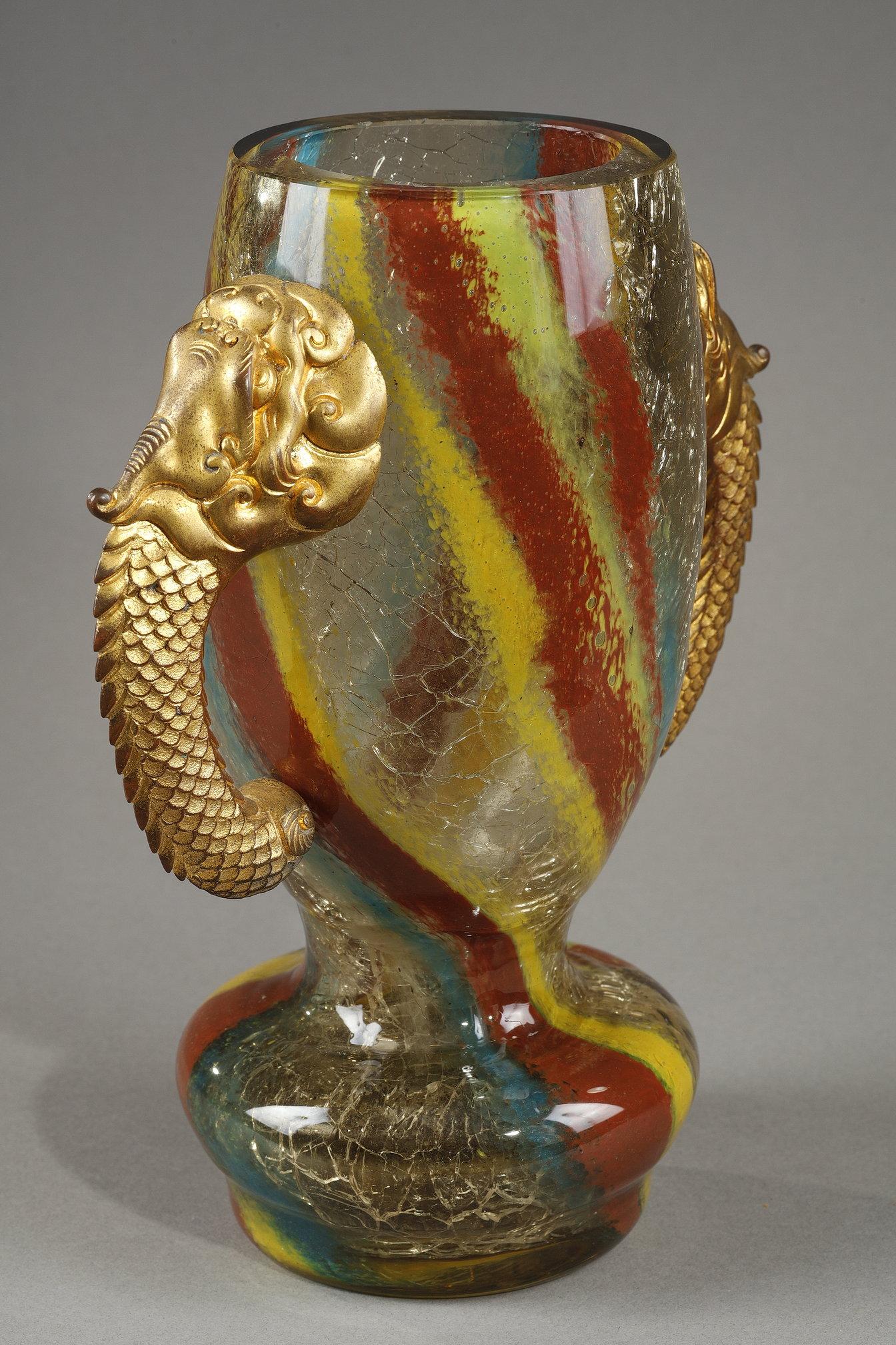 Vase avec têtes de dragon en vente 7