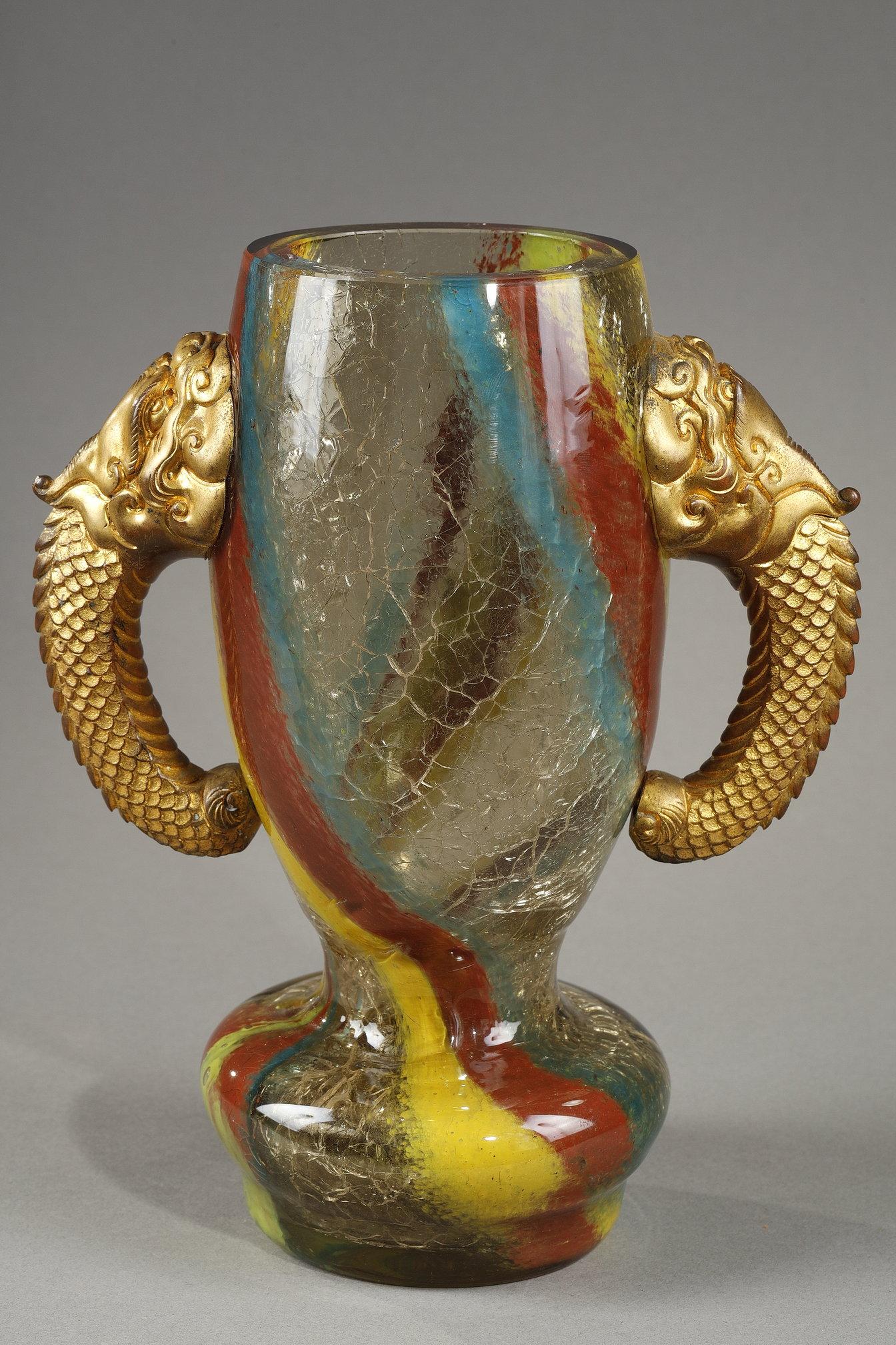 Vase avec têtes de dragon en vente 11