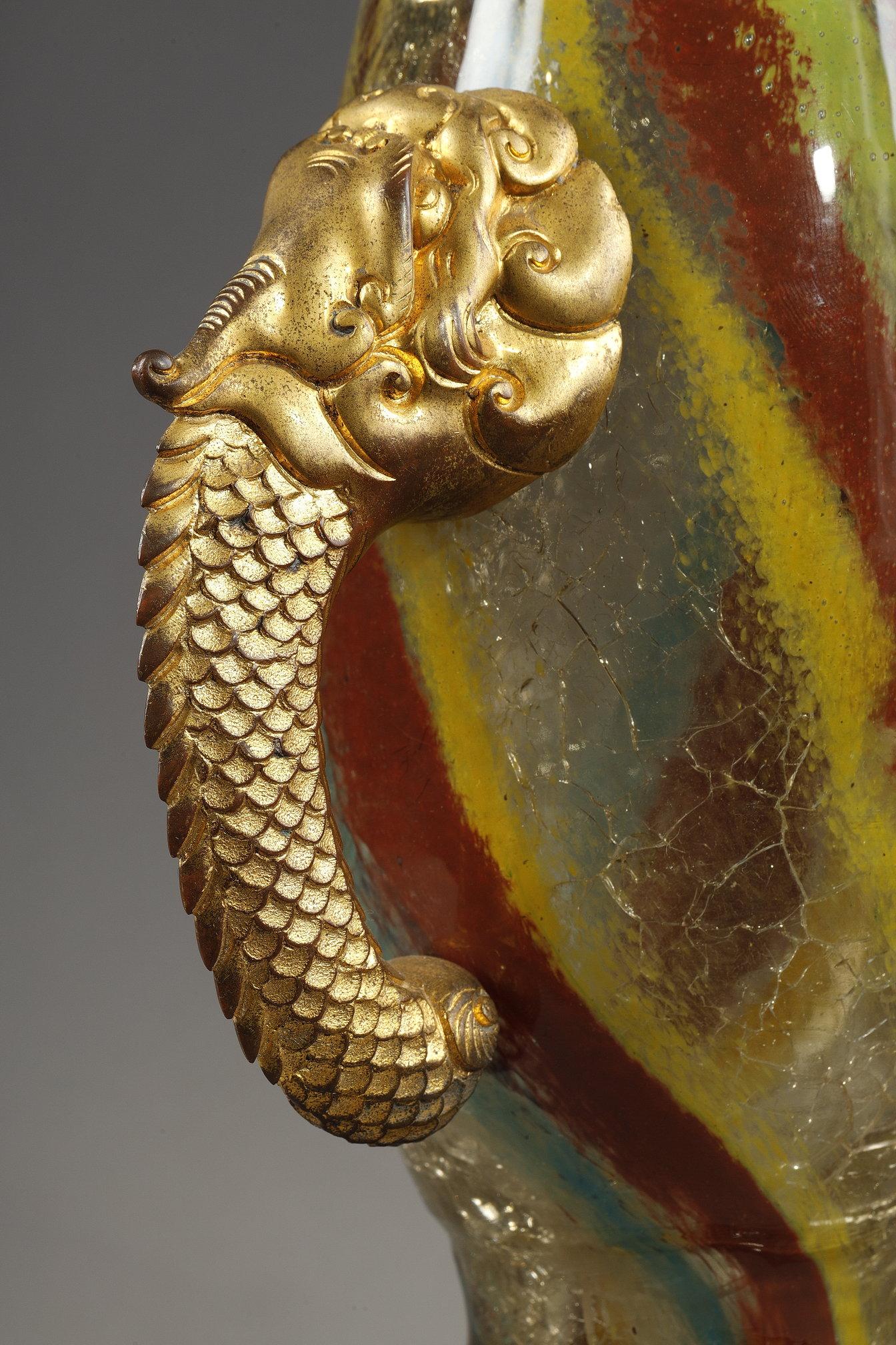 Vase avec têtes de dragon en vente 9