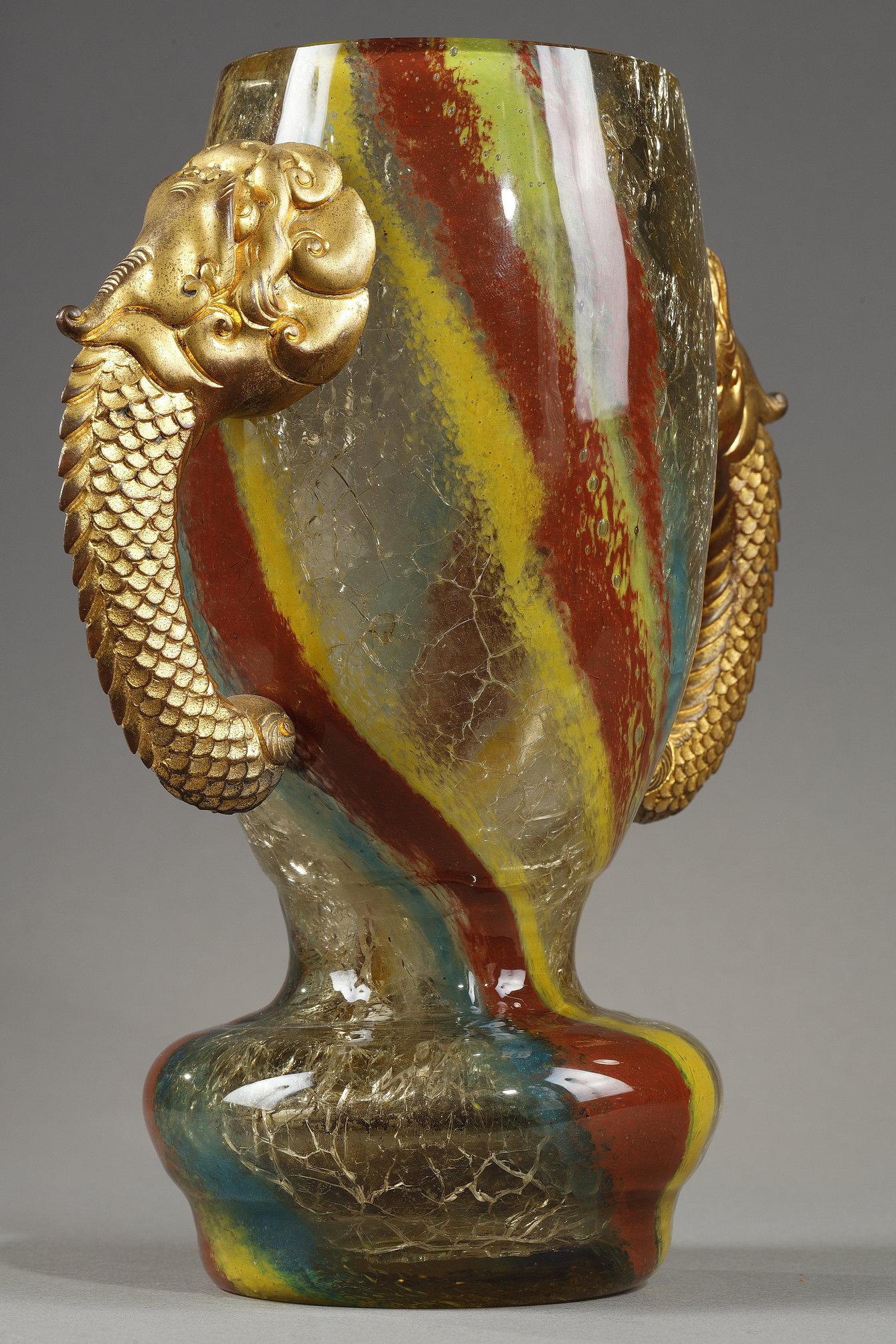 Vase avec têtes de dragon en vente 8