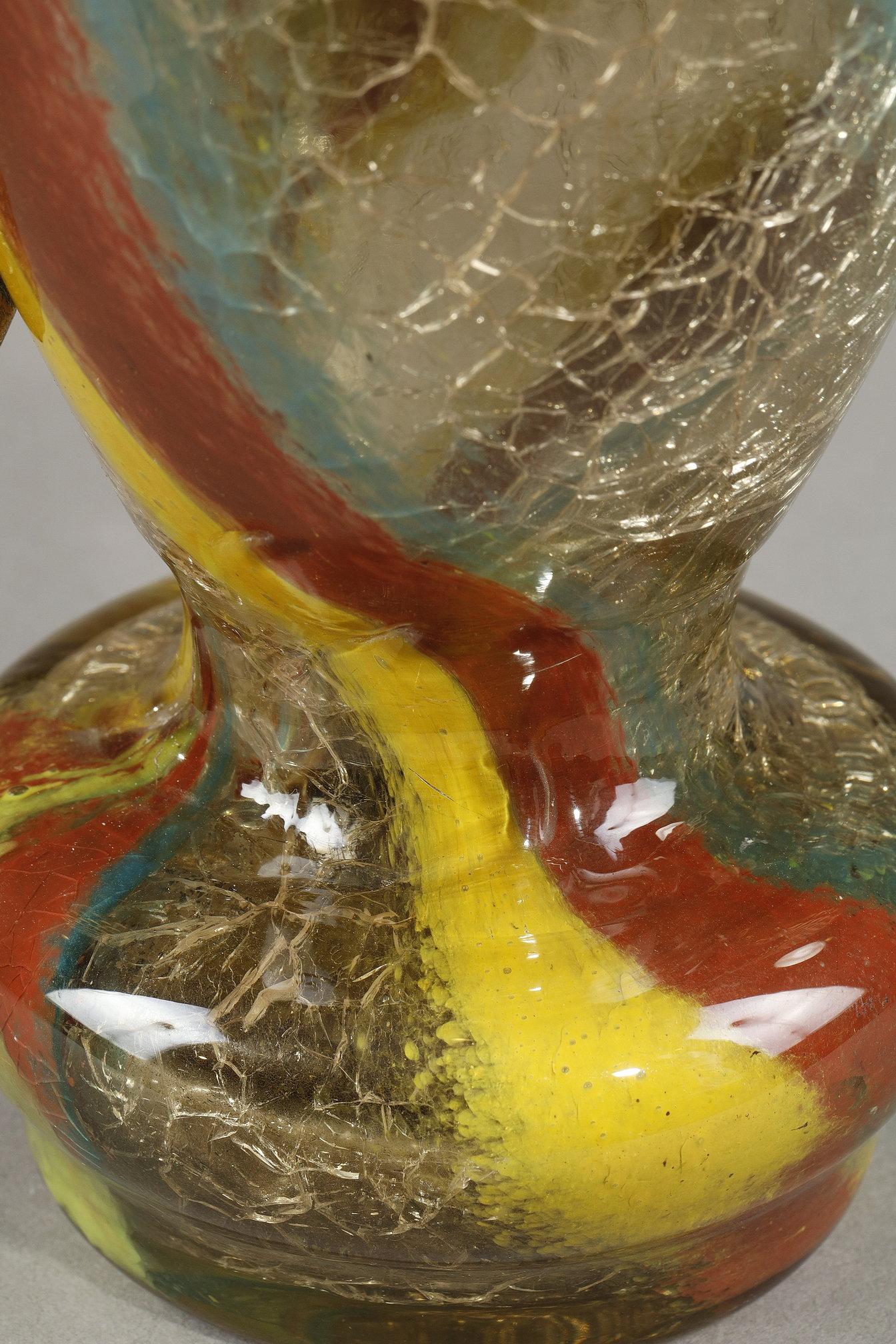 Vase avec têtes de dragon en vente 13