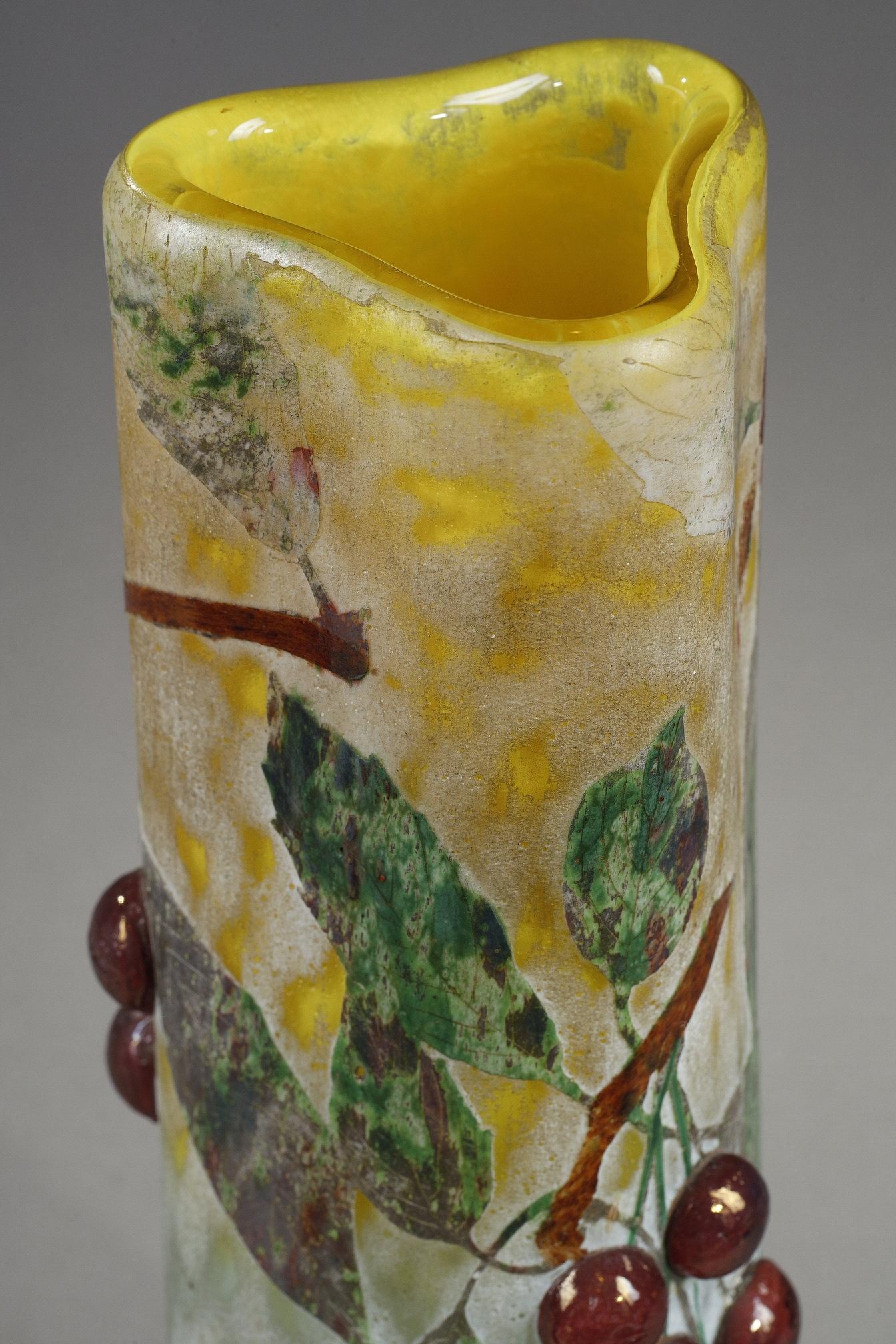 Vase avec cerises
par Daum

Vase cylindrique trilobé à décor de cerises
Verre soufflé-moulé, 
colorées par vitrification des poudres
Avec un décor gravé à l'acide en réserve pour les feuilles,
Décor de cabochons appliqués en verre rouge pour les