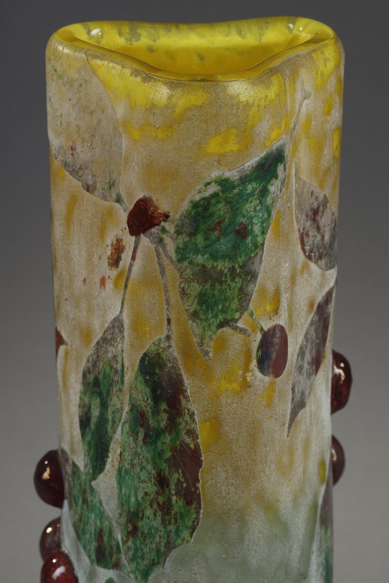 Vase avec cerises en vente 9