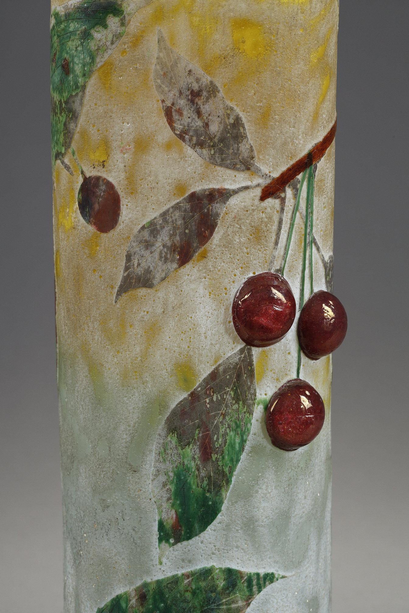 Vase avec cerises en vente 12