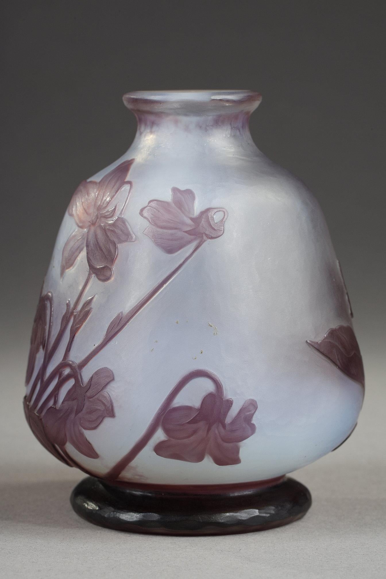 Kleine Vase mit Veilchen im Angebot 1