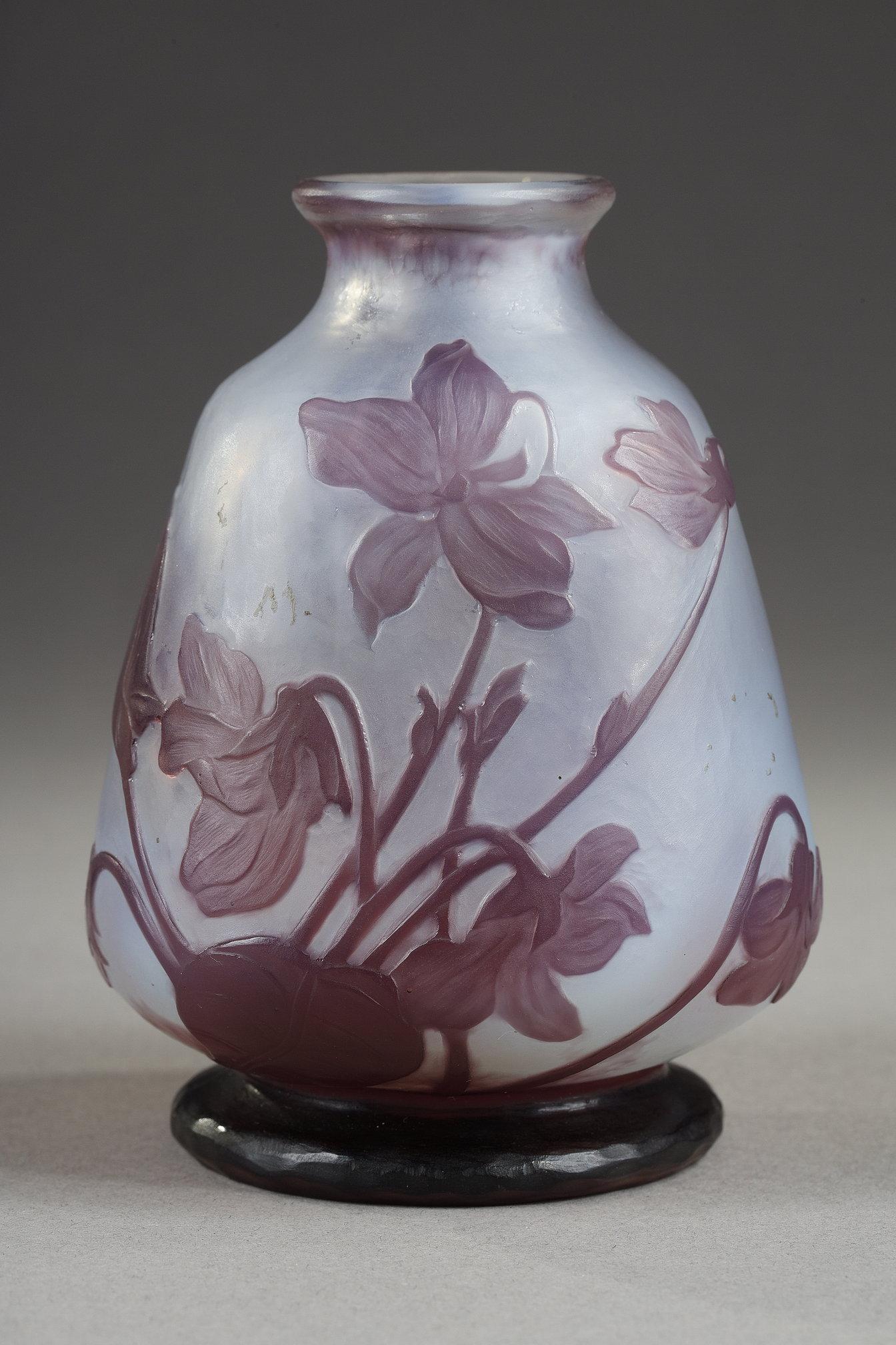 Kleine Vase mit Veilchen (Art nouveau), Art, von Daum