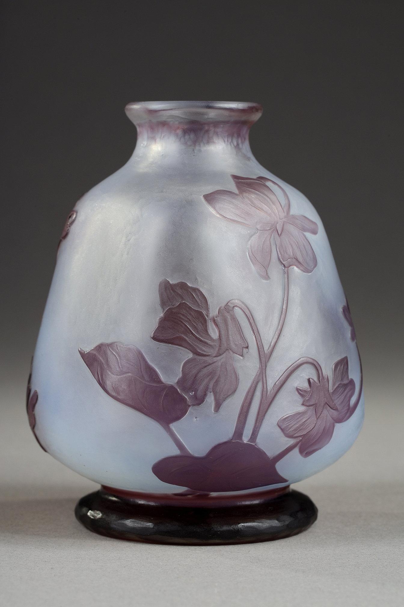 Kleine Vase mit Veilchen im Angebot 2