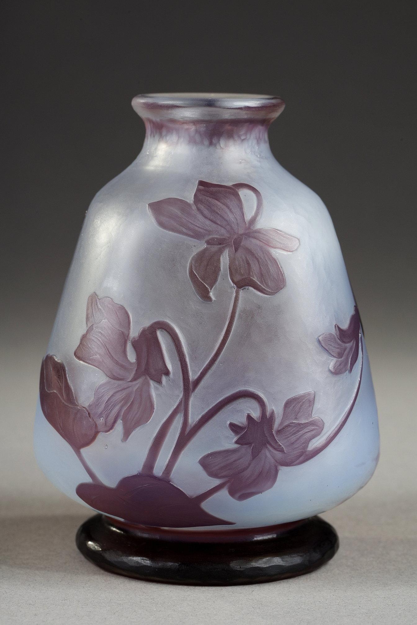 Kleine Vase mit Veilchen im Angebot 3
