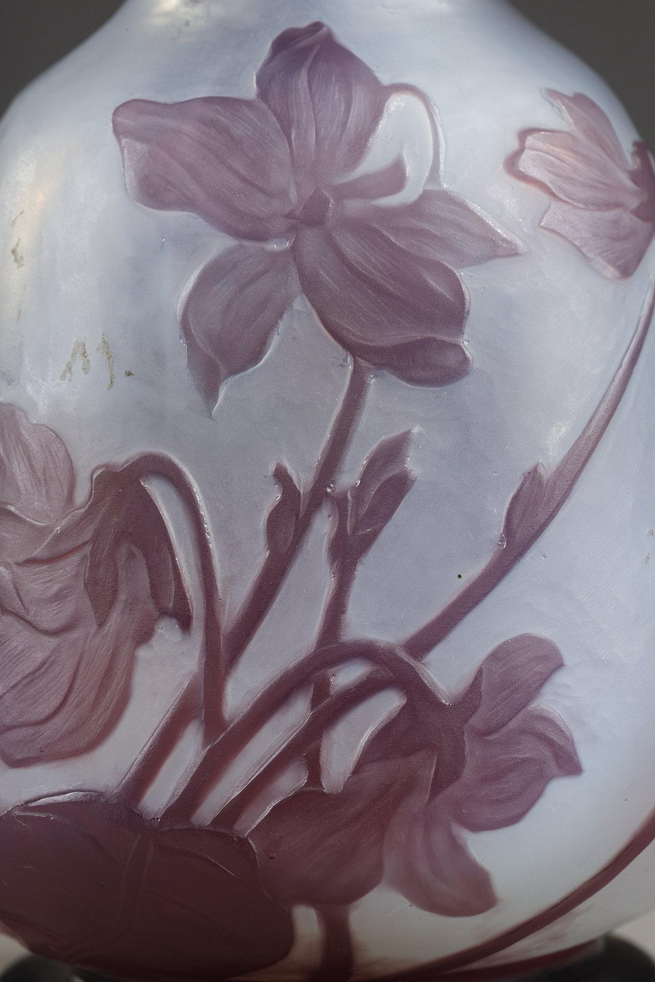 Kleine Vase mit Veilchen
von DAUM

Eine kleine viereckige Vase mit schmalem Hals und erhöhtem Fuß
verziert mit violetten Veilchen
Blasgeformtes Doppelschichtglas
Säuregeätztes Dekor in Reserve und leicht geschliffen
Gehämmerter Hintergrund

Signiert
