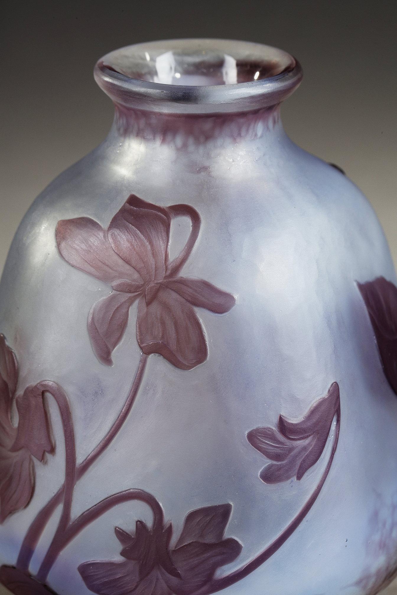 Kleine Vase mit Veilchen im Angebot 4
