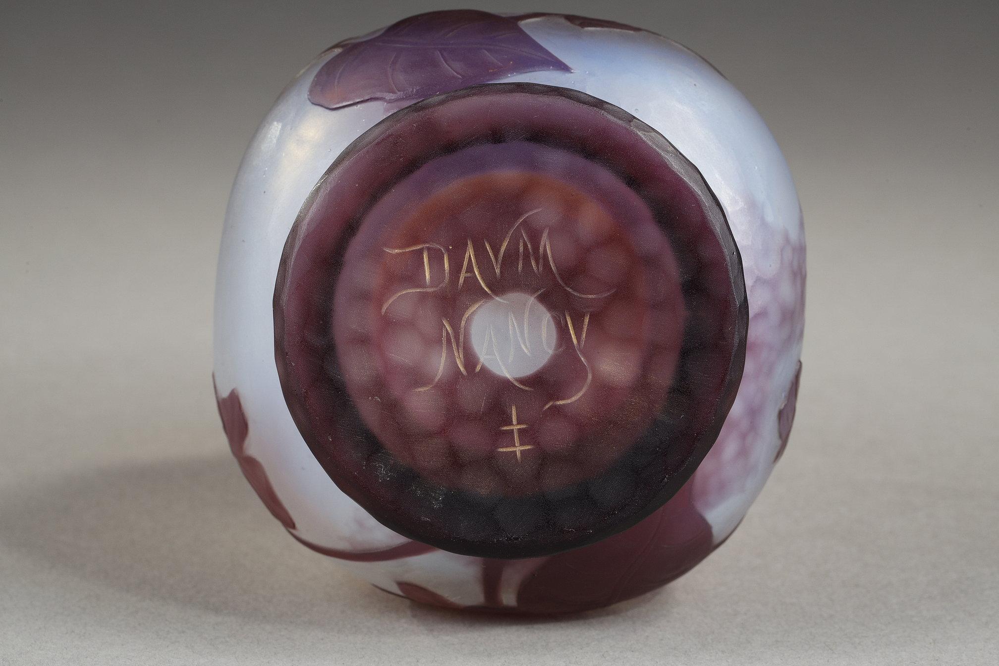 Kleine Vase mit Veilchen im Angebot 7