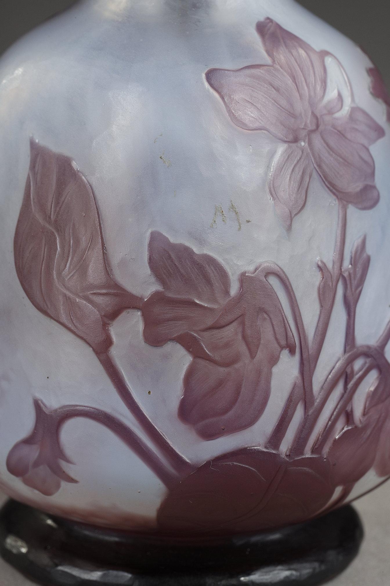 Kleine Vase mit Veilchen im Angebot 6