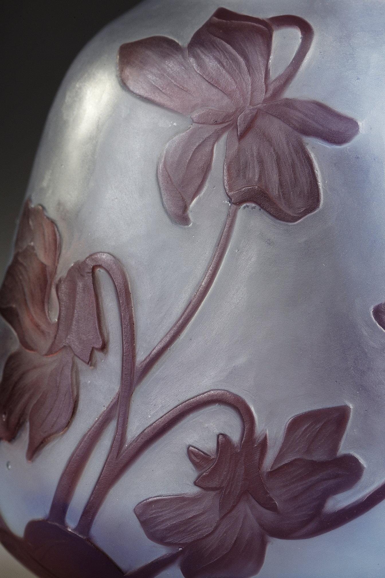 Kleine Vase mit Veilchen im Angebot 5