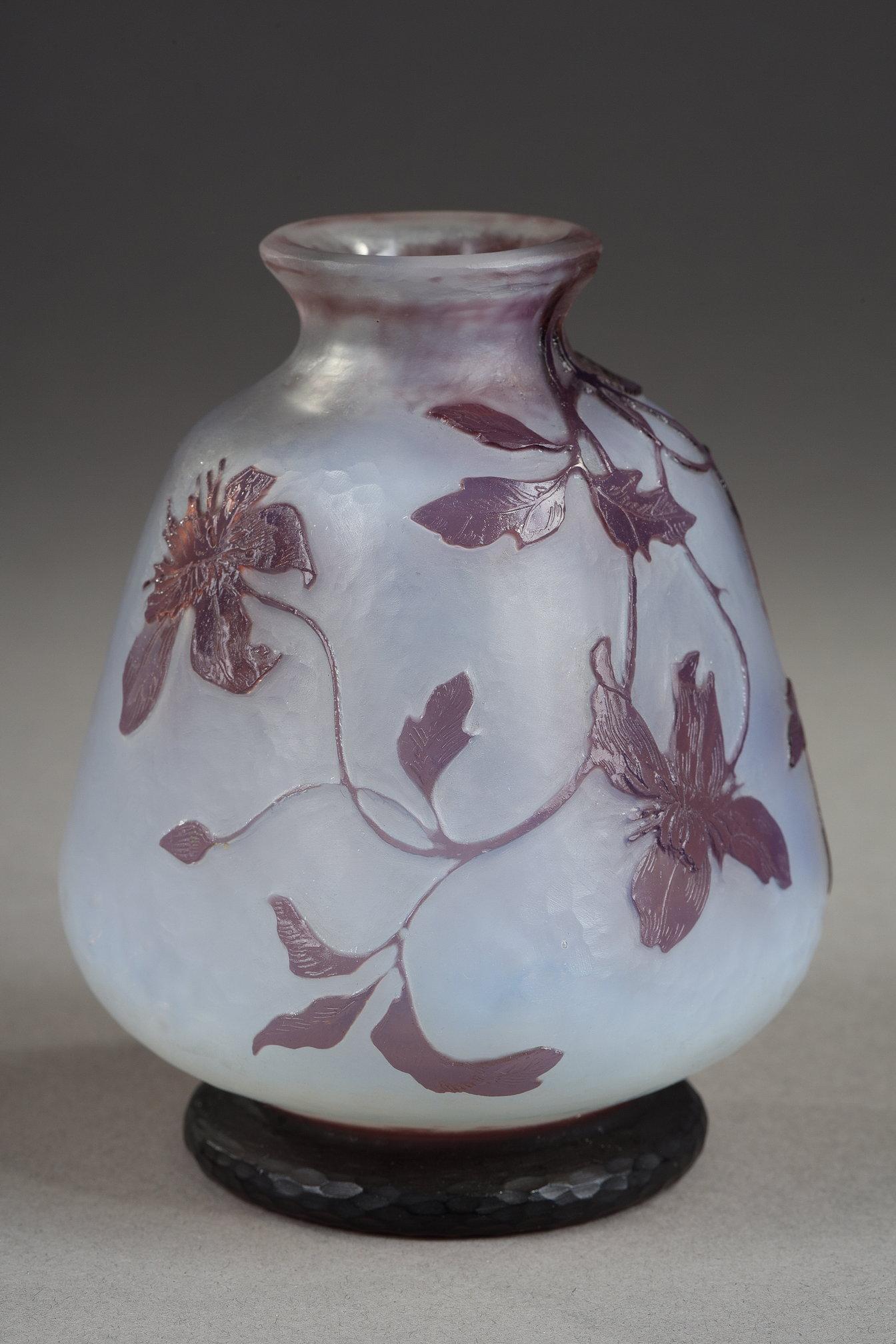 Petit vase avec clématite
par Daum

Petit vase quadrangulaire à col étroit et à pied surélevé
décorée de clématites violettes
Verre double couche soufflé-moulé
Décoration gravée à l'acide en réserve
Fond martelé

Signé en dessous 