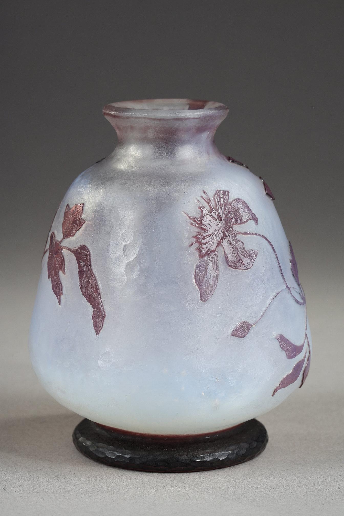 Petit vase avec clématite en vente 2