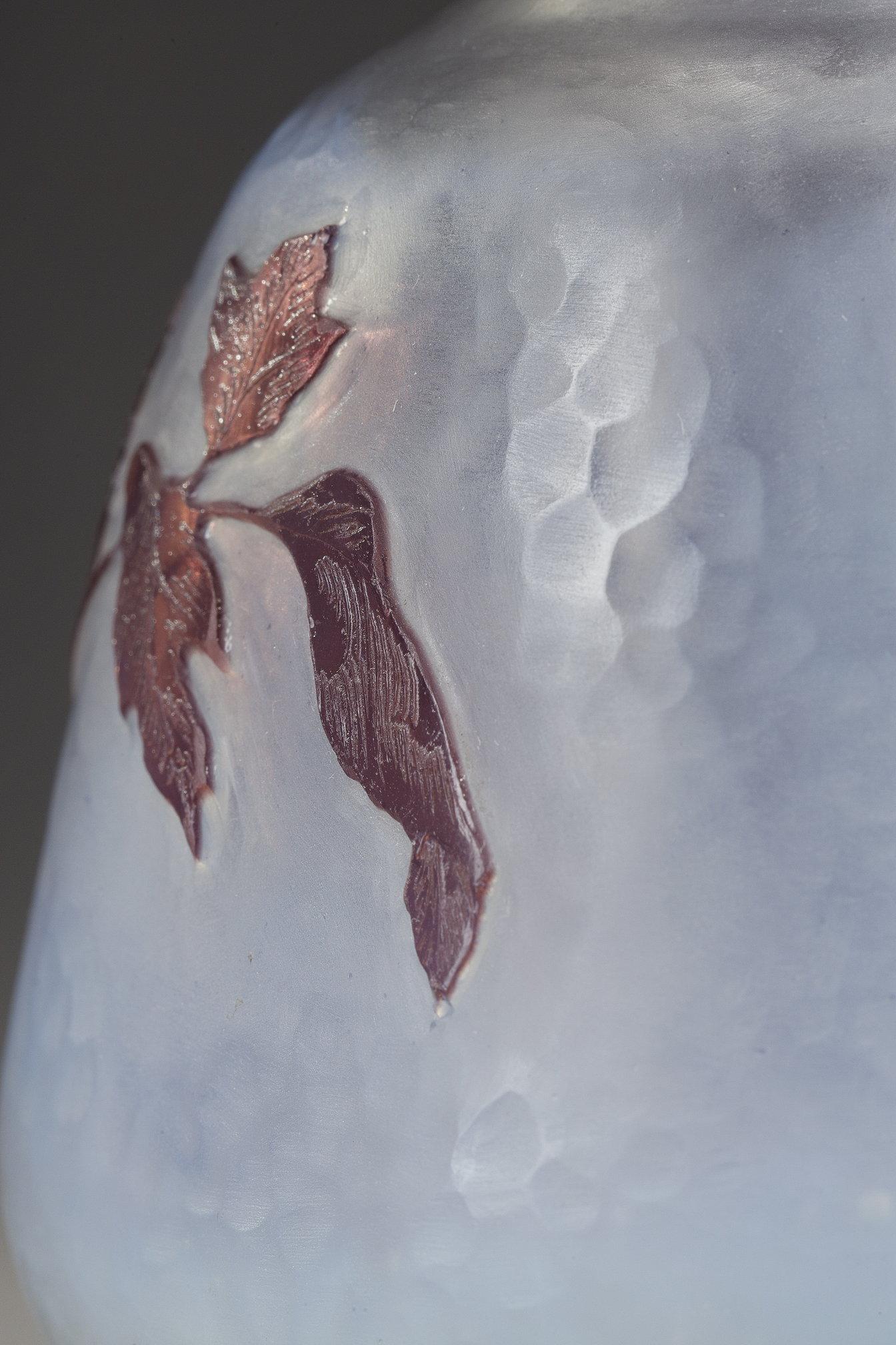 Petit vase avec clématite en vente 3