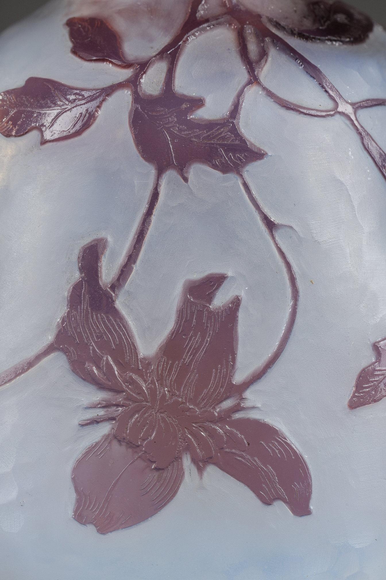 Petit vase avec clématite en vente 4