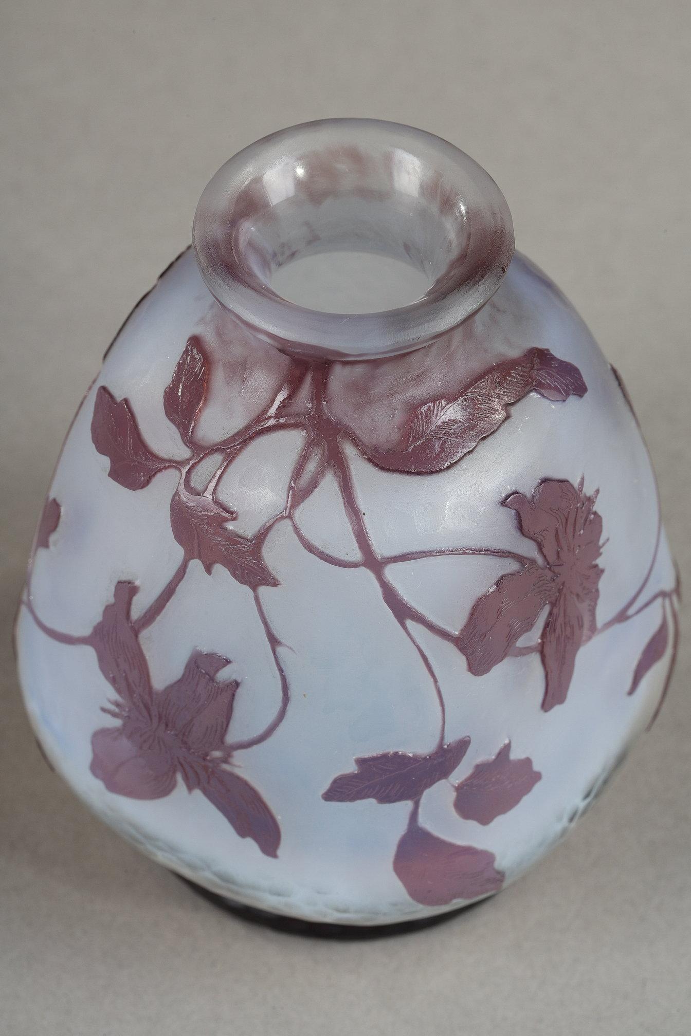 Petit vase avec clématite en vente 6