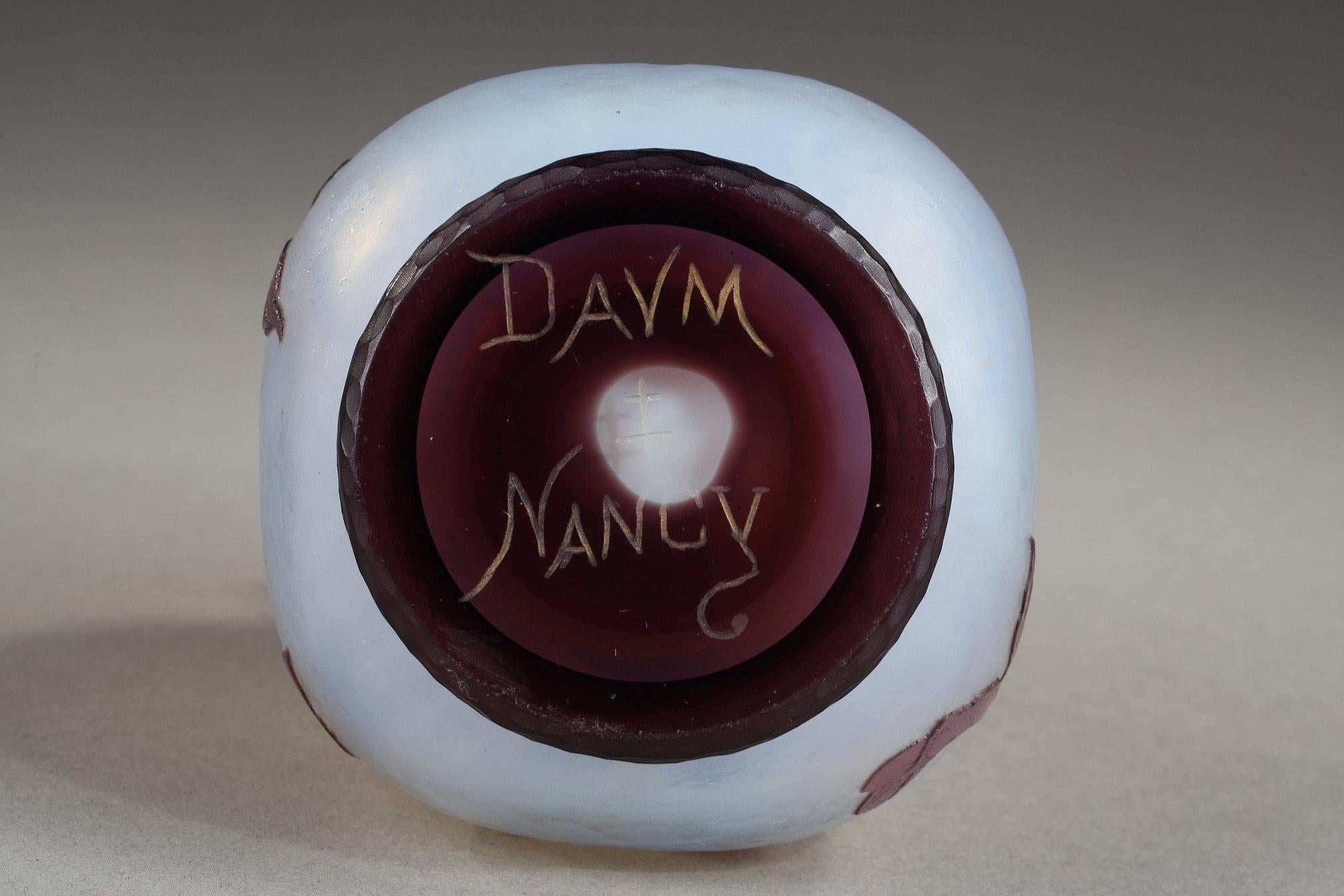 Petit vase avec clématite en vente 7