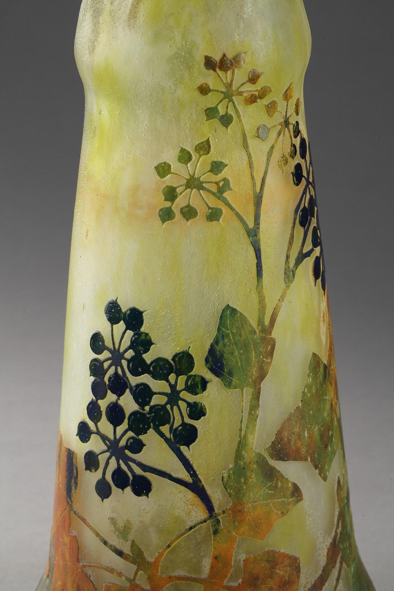 Vase à baies de lierre
par Daum
 
Vase de forme ogivale à col étroit
en verre multicouche, 
avec une décoration de lierre et de baies bleu foncé,
entièrement libéré avec l'acide.

Signé avec la marque en forme de bouclier, 