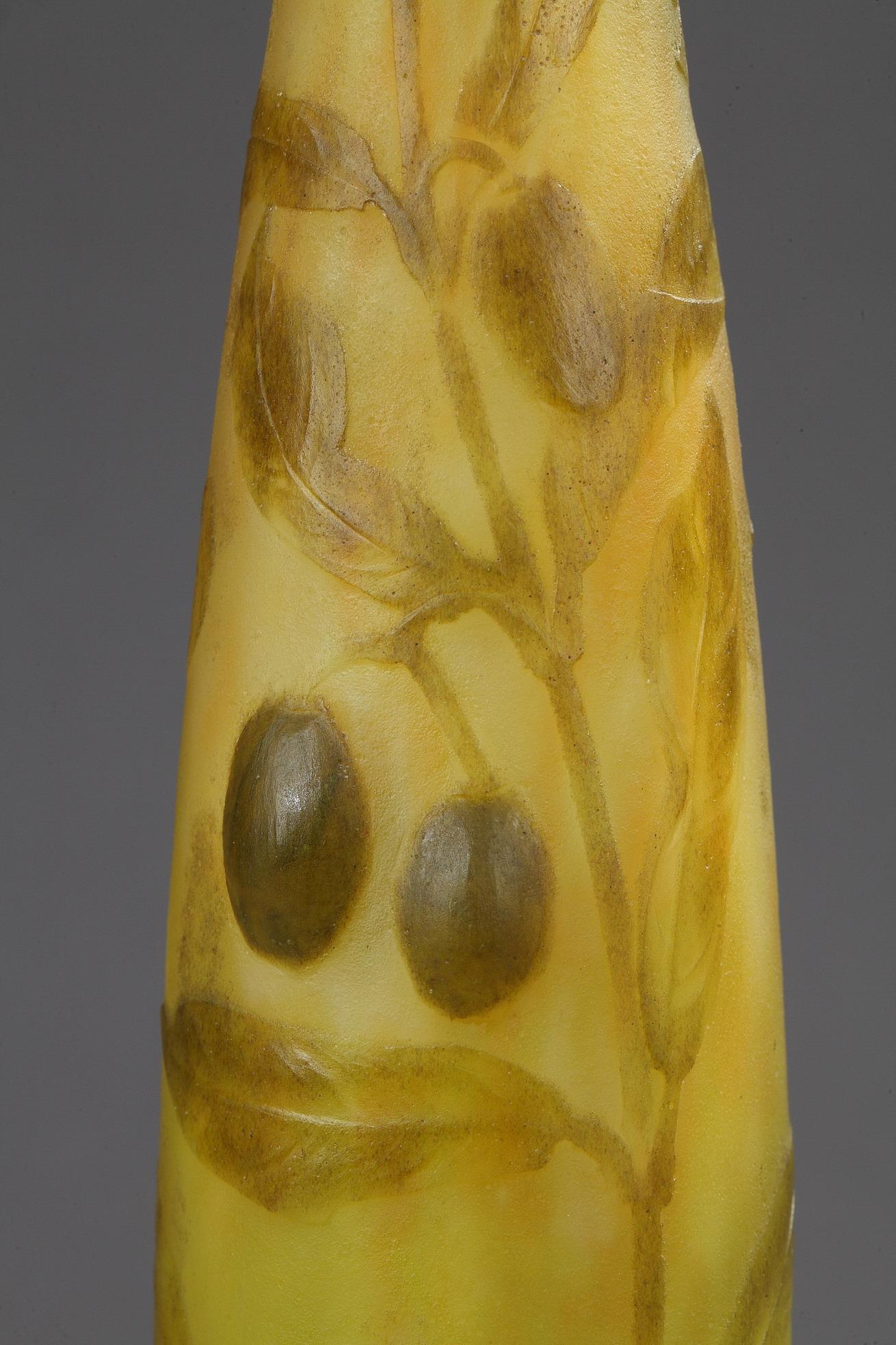 Vase avec olives
par Daum

Un vase à bourgeons avec un décor d'Oliver
Verre soufflé multicouche
Avec un décor gravé à l'acide en réserve
Décor de cabochons en verre appliqué pour les olives.

Signé 