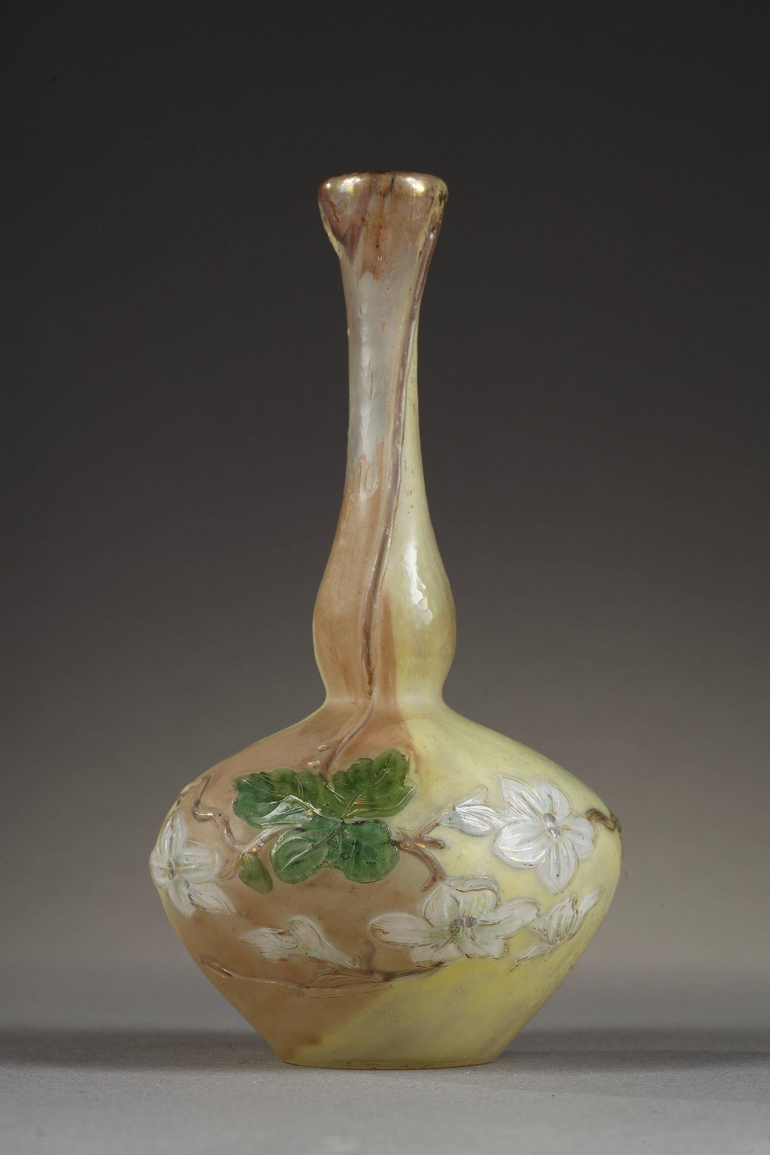 Bud vase with White flowers - Art by VERRERIE D
ART DE LORRAINE