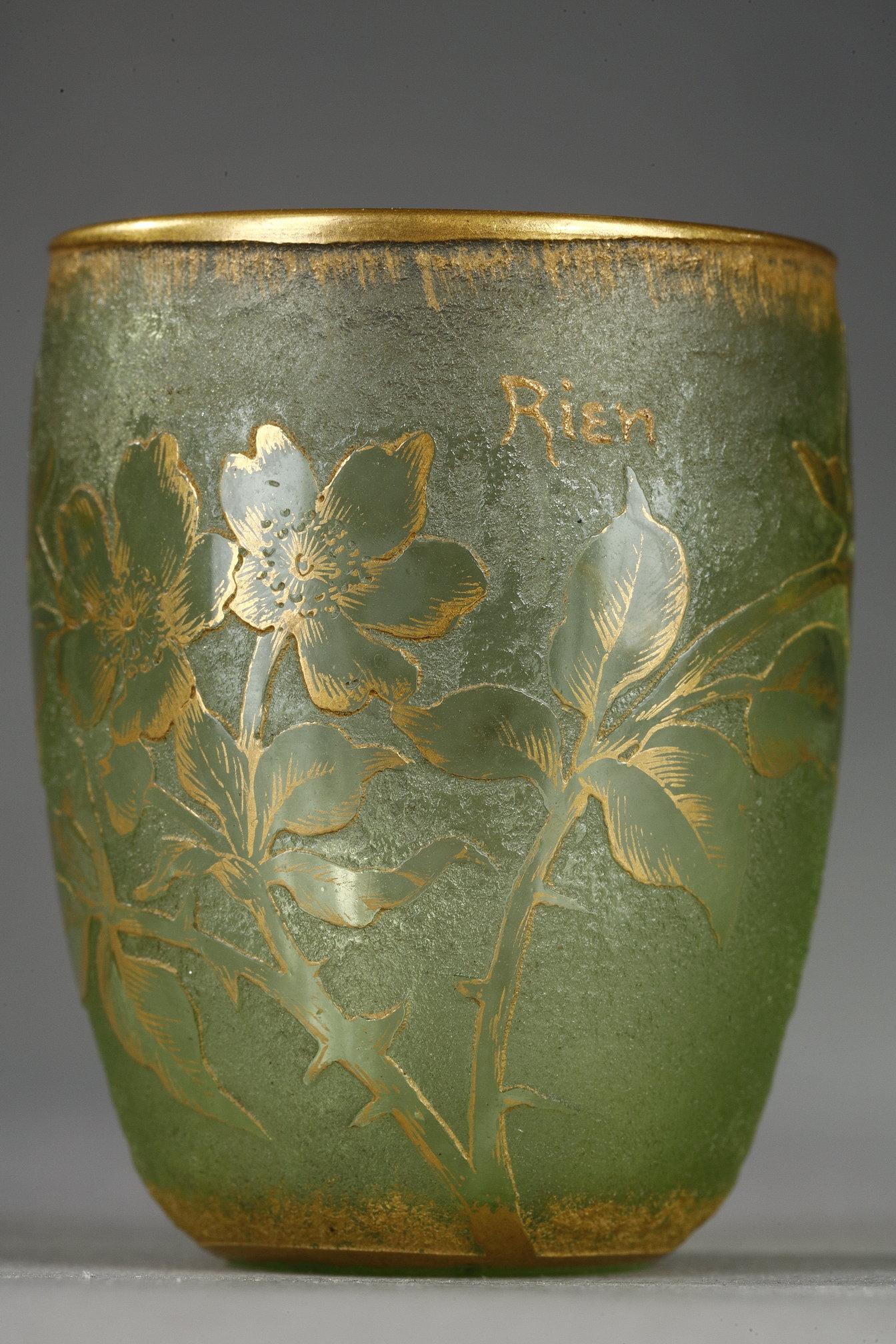 Small goblet with Wild roses - Art by Daum