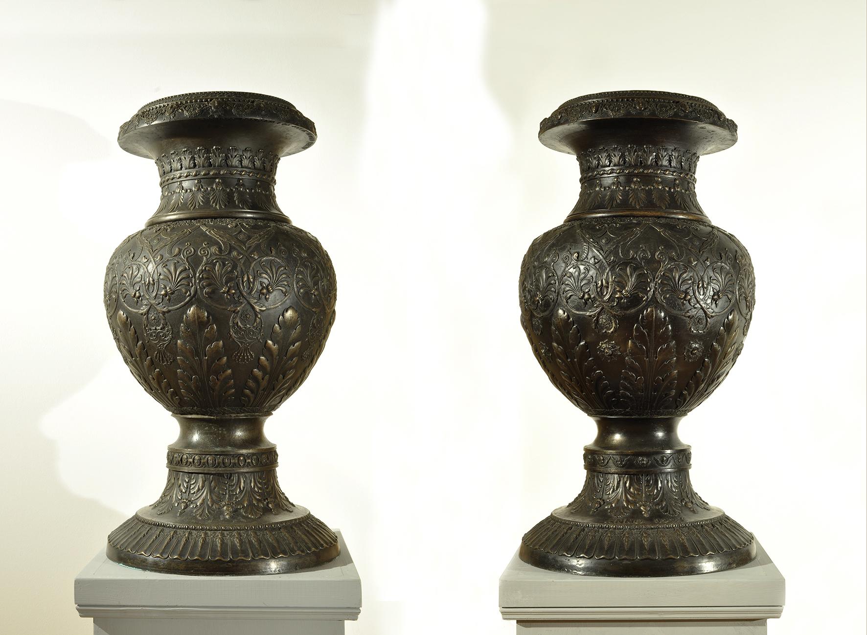 PREMIATA FONDERIA F.lli DE POLI VITTORIO VENETO Figurative Sculpture - Pair of large decorative vases, 1927