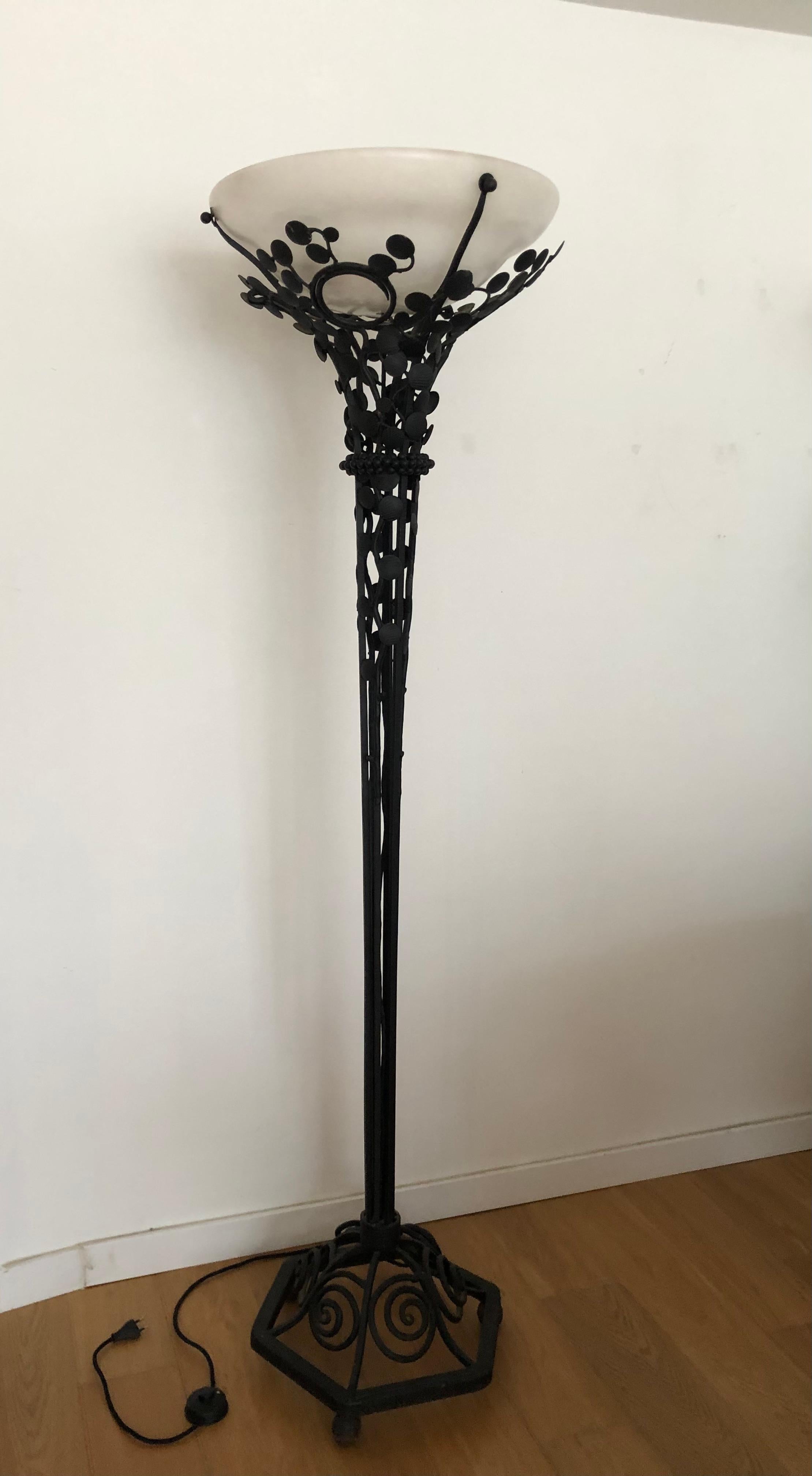 ART DECO FLOOR LAMP

▫️ Wrought iron torch, alabaster glass lampshade
▫️ Height 180 cm, Ø 50 cm
▫️ Ca 1950-1960, France
▫️ Unsigned


ABOUT THIS OBJECT

Remarkable Art Deco floor lamp in wrought iron, semi-gloss black and varnished. 
Beautifully