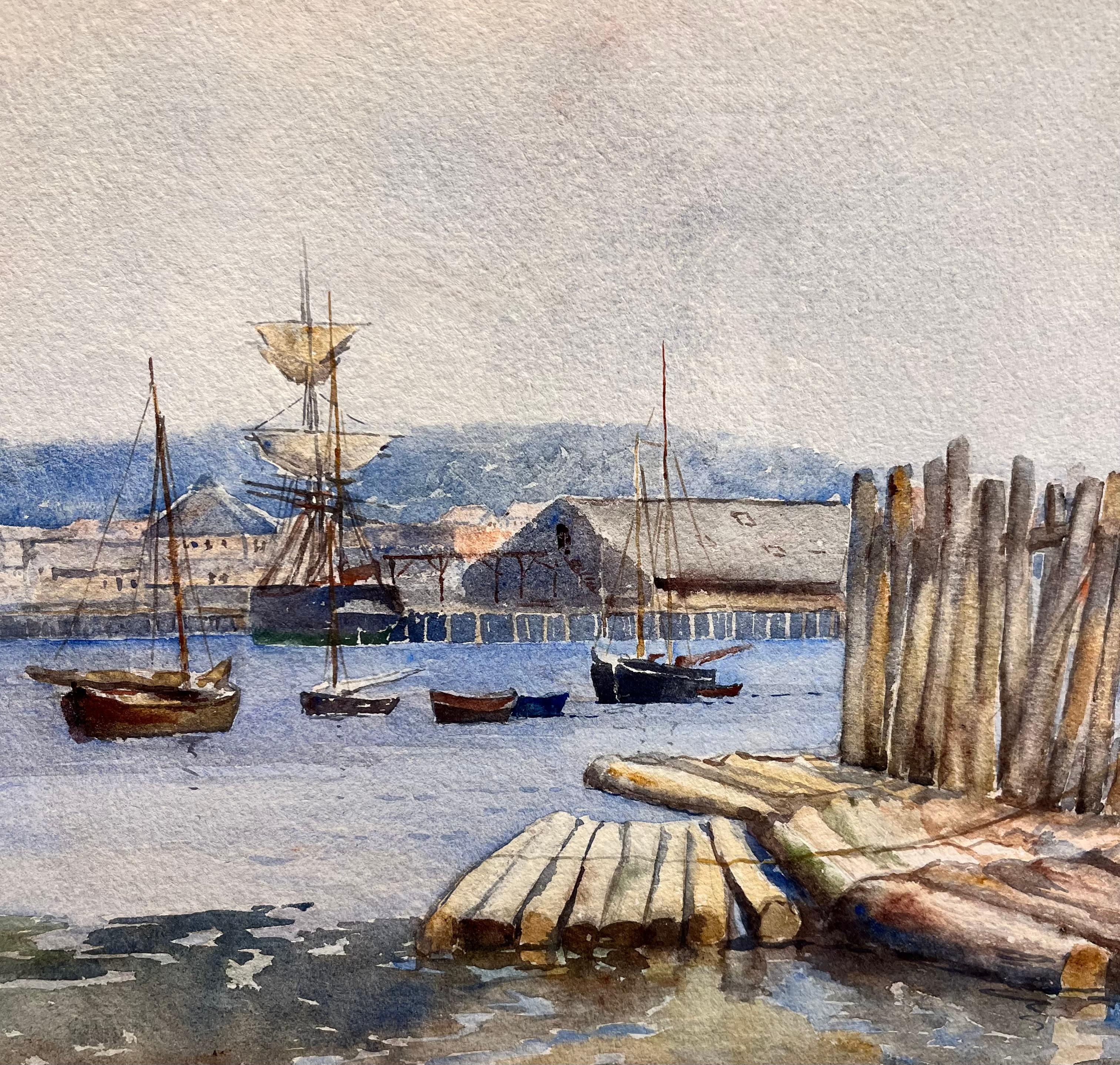 Esta acuarela de Carlton T. Chapman de hacia 1900 representa una tranquila escena portuaria con veleros amarrados y muelles de madera desgastada que se extienden en tranquilas aguas azules. Conocido por sus temas marítimos, Chapman capta tanto la
