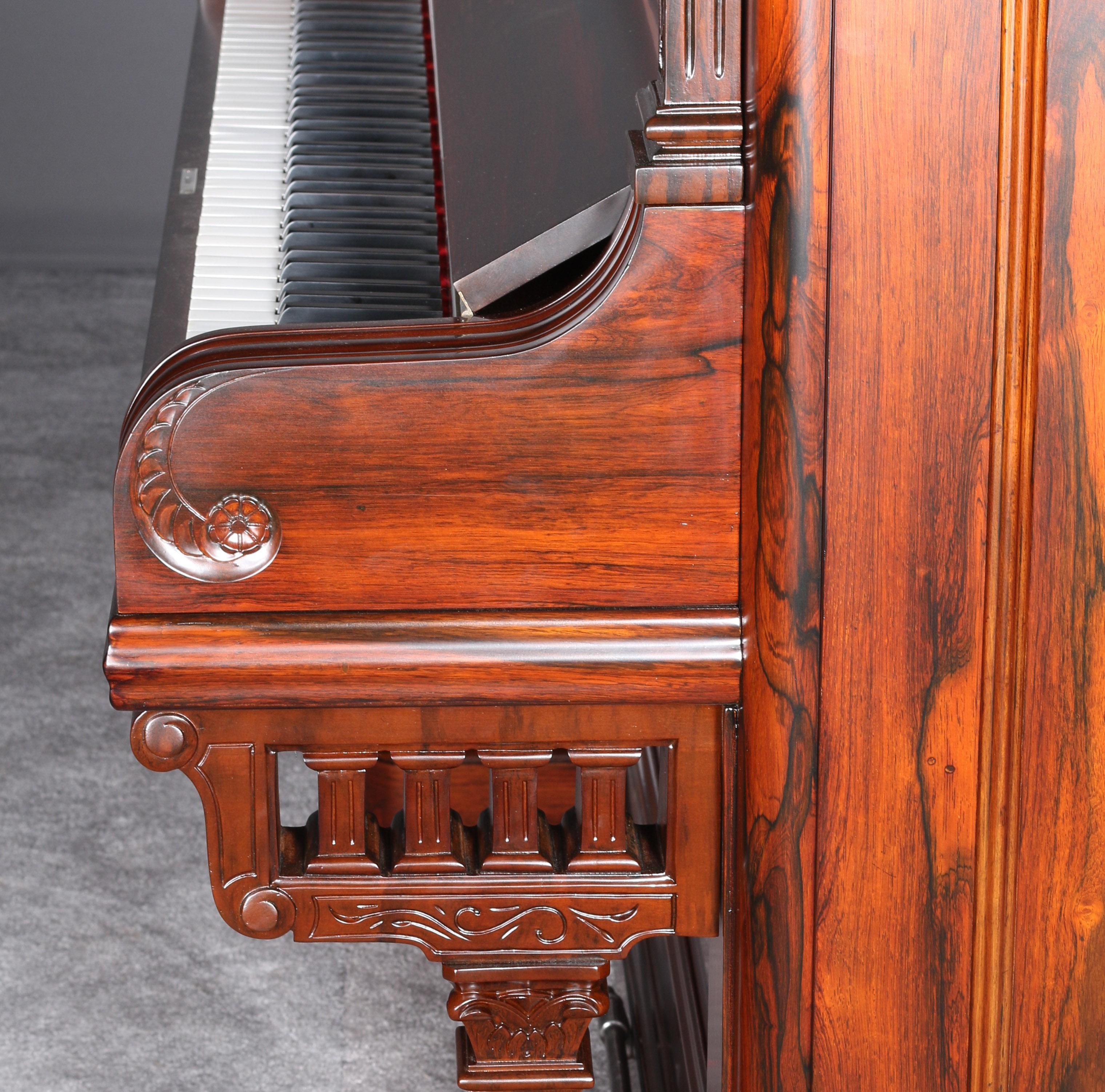 Das Instrument ist aus brasilianischem Palisanderholz gefertigt und im viktorianischen Stil geschnitzt. Das Klavier wurde innen und außen vollständig restauriert und aufgearbeitet, wobei die Restaurierung unter Berücksichtigung der historischen
