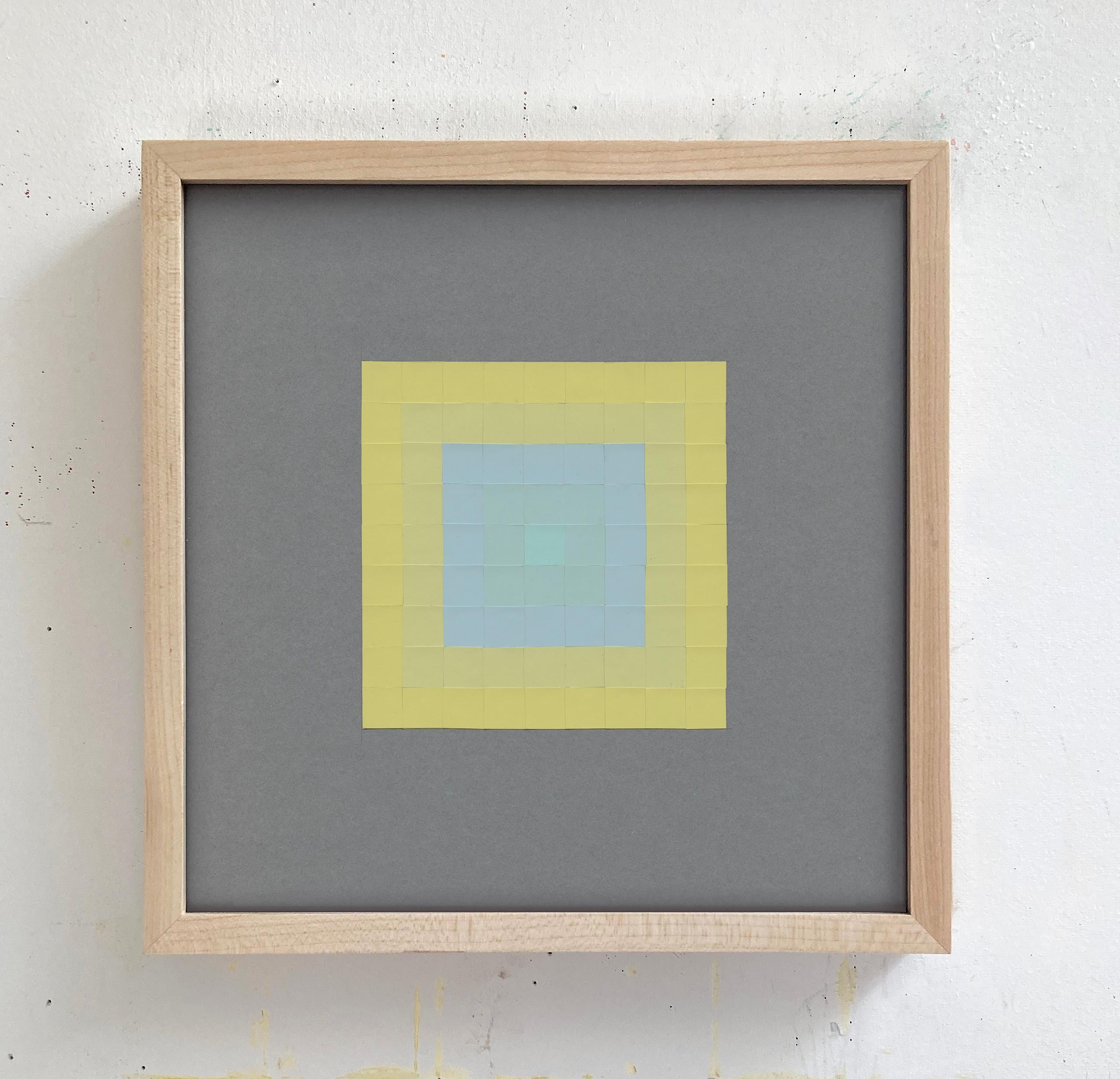 N°26, Joseph Albers - Collage de papier coloré, grille d'illusion pastel et optique - Géométrique abstrait Art par Lucía Rodríguez Pérez