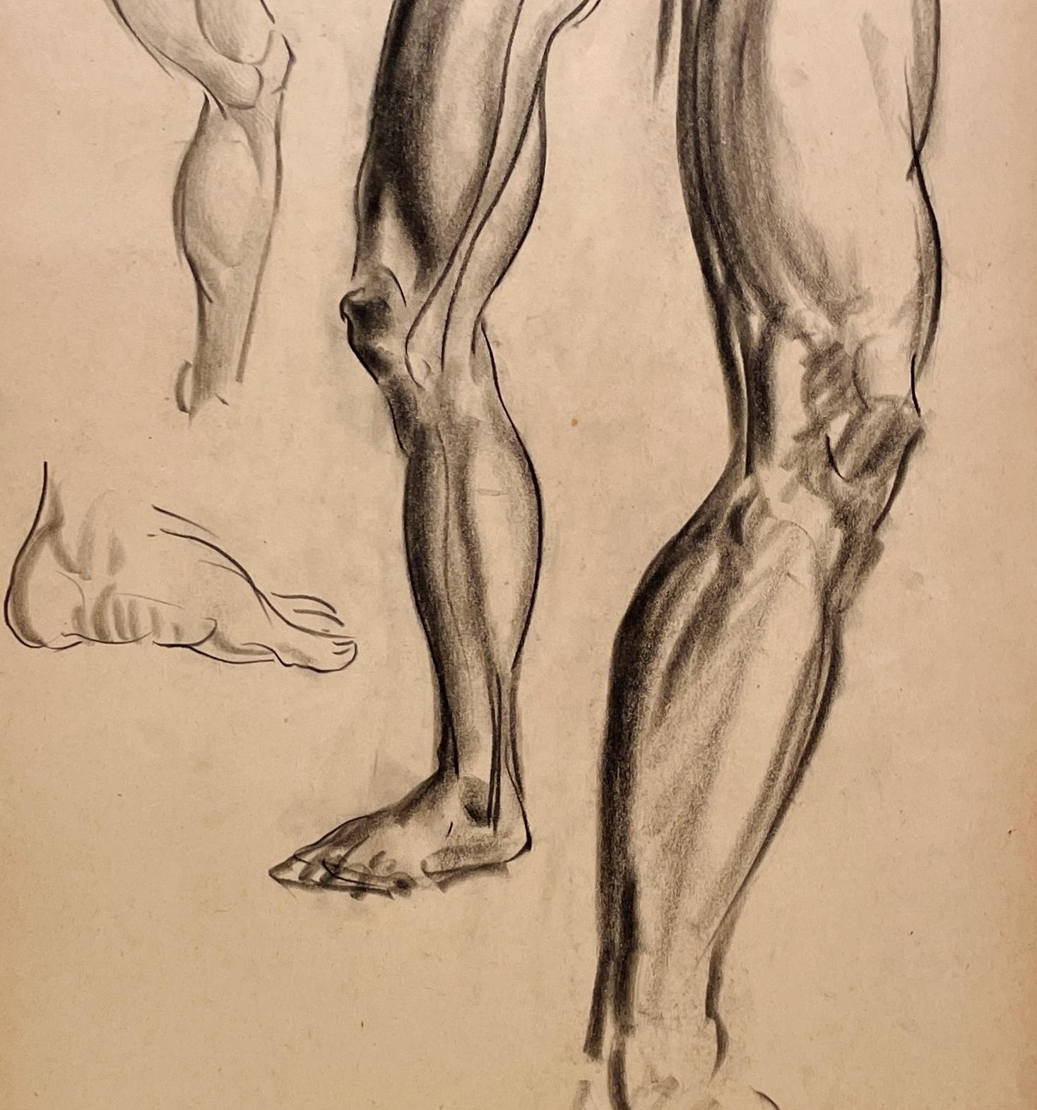 Un raffinato e moderno studio accademico di figura anatomica degli anni '30 di un modello maschile in piedi (gambe e piedi) dell'artista di Chicago Harold Haydon (Am. 1909-1994).  Uno studio a carboncino dei primi anni '30 ben eseguito (un disegno