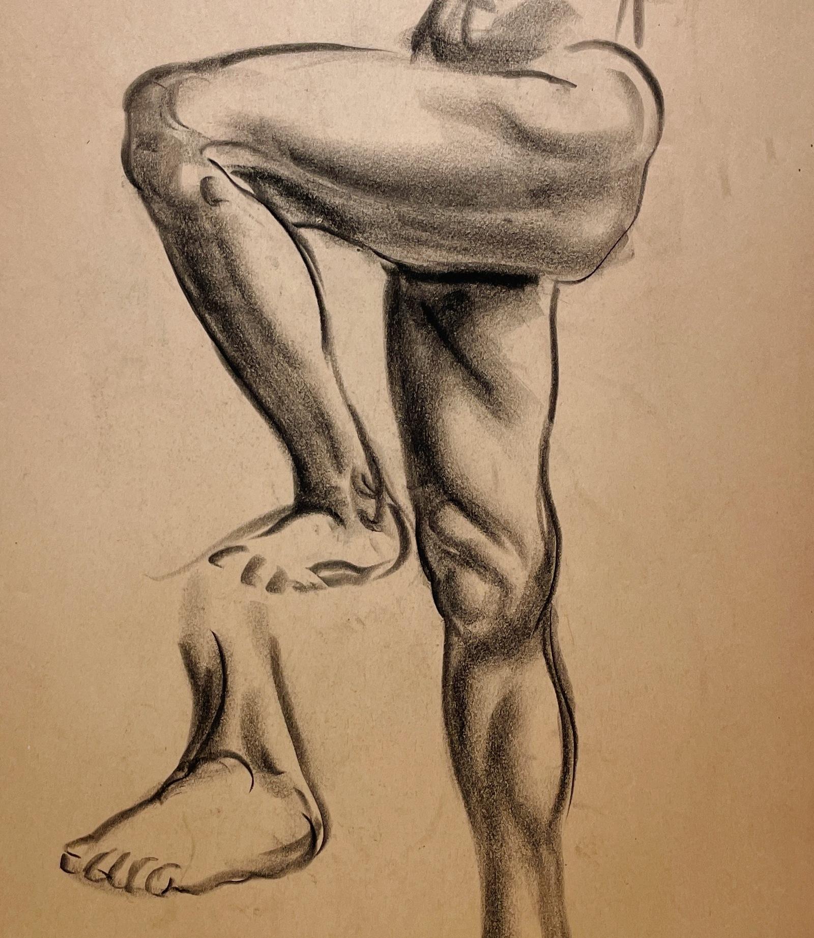 Un raffinato e moderno studio accademico di figura anatomica degli anni '30 di un modello maschile in piedi (gamba, ginocchio e piede) dell'artista di Chicago Harold Haydon (Am. 1909-1994).  Uno studio a carboncino composito ben eseguito, risalente