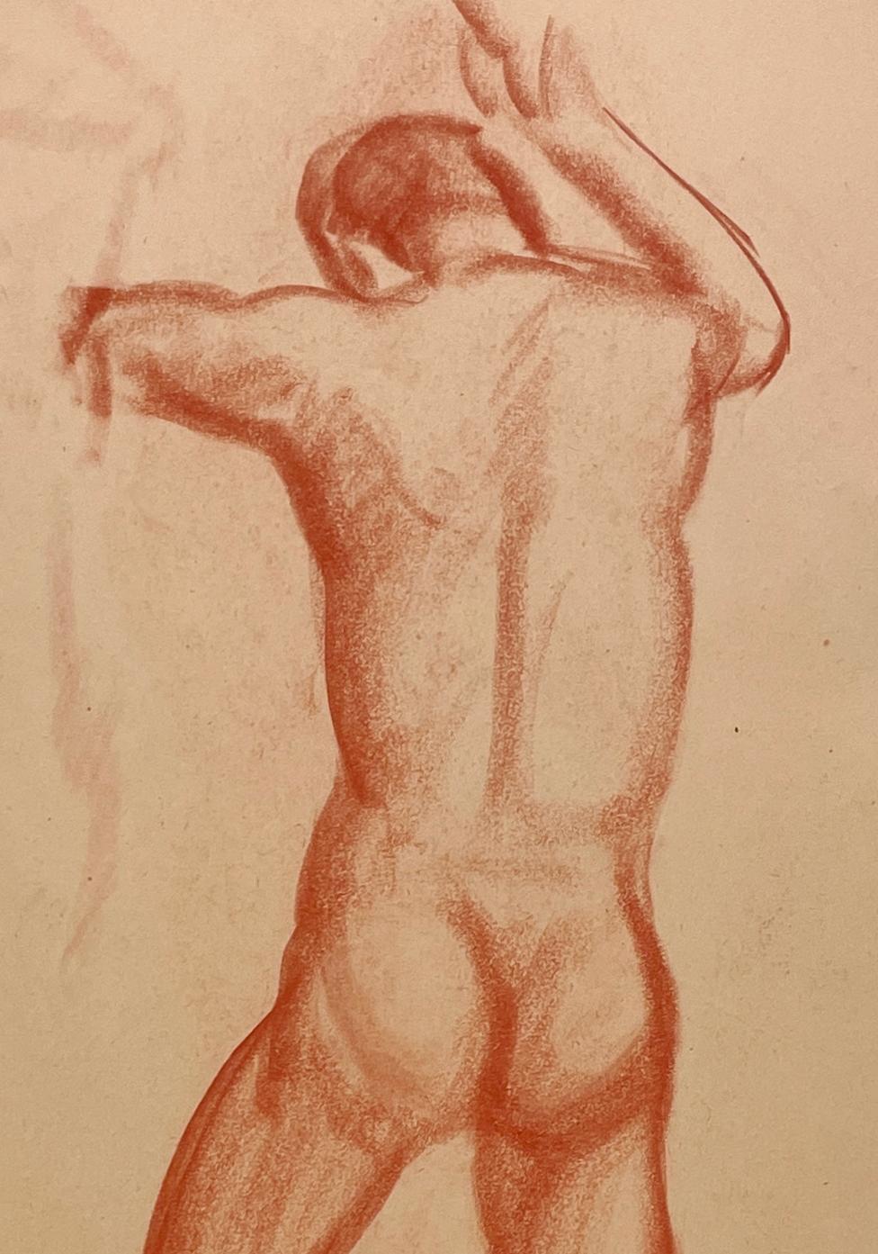 Un raffinato pastello accademico moderno degli anni '30 con studio di un nudo maschile in piedi (retro) in vendita 1