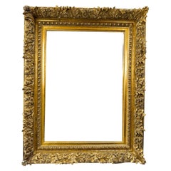 Grande cornice americana dorata Barbizon del 1880 con motivi di acanto e cartiglio