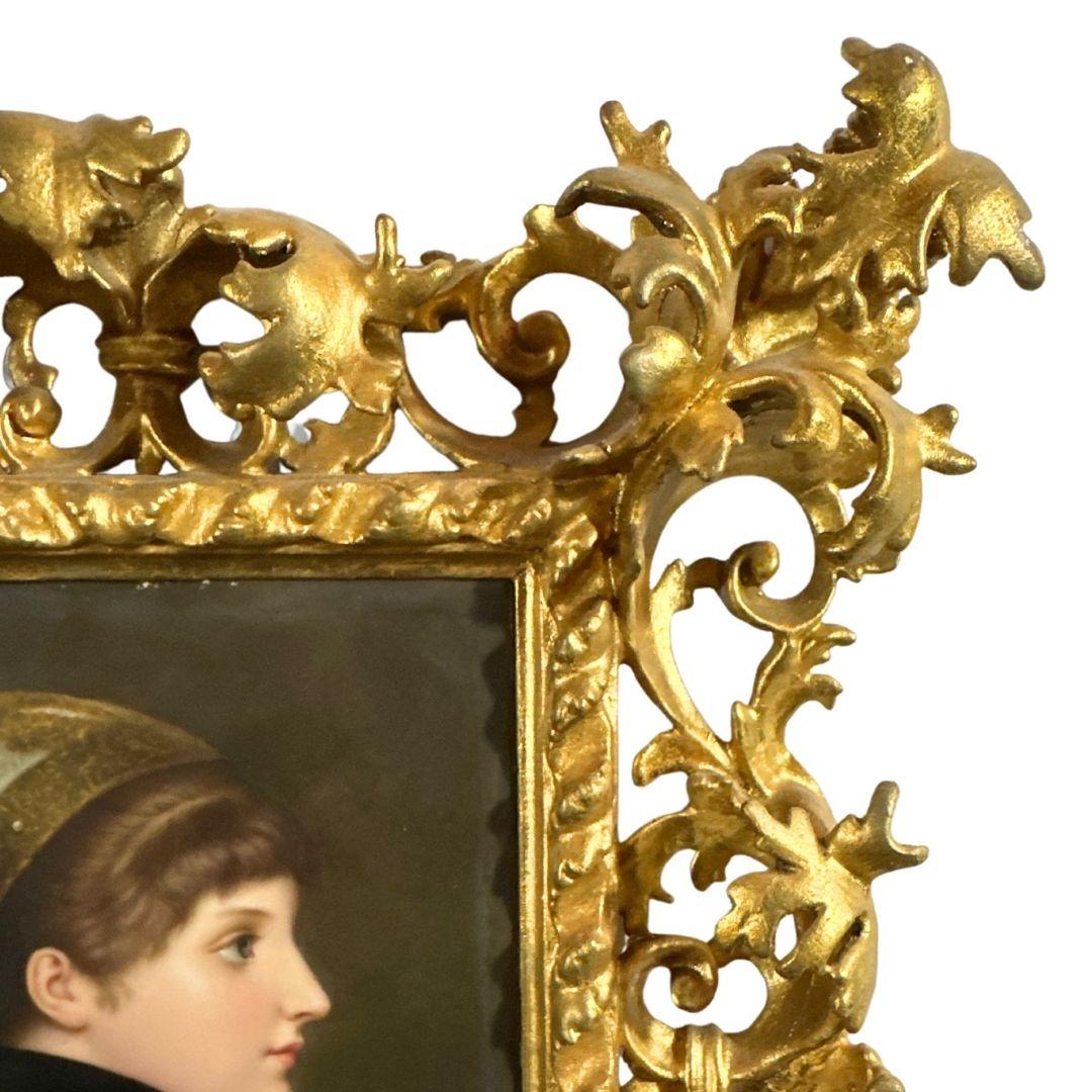 KPM Porcelain Plaque - Femme correcte avec cadre en bois sculpté et doré en vente 1