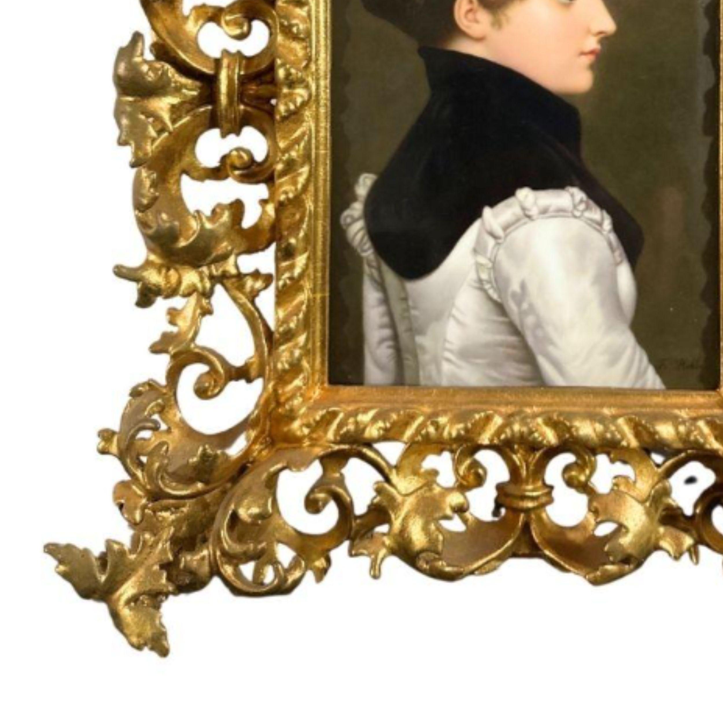 KPM Porcelain Plaque - Femme correcte avec cadre en bois sculpté et doré en vente 10