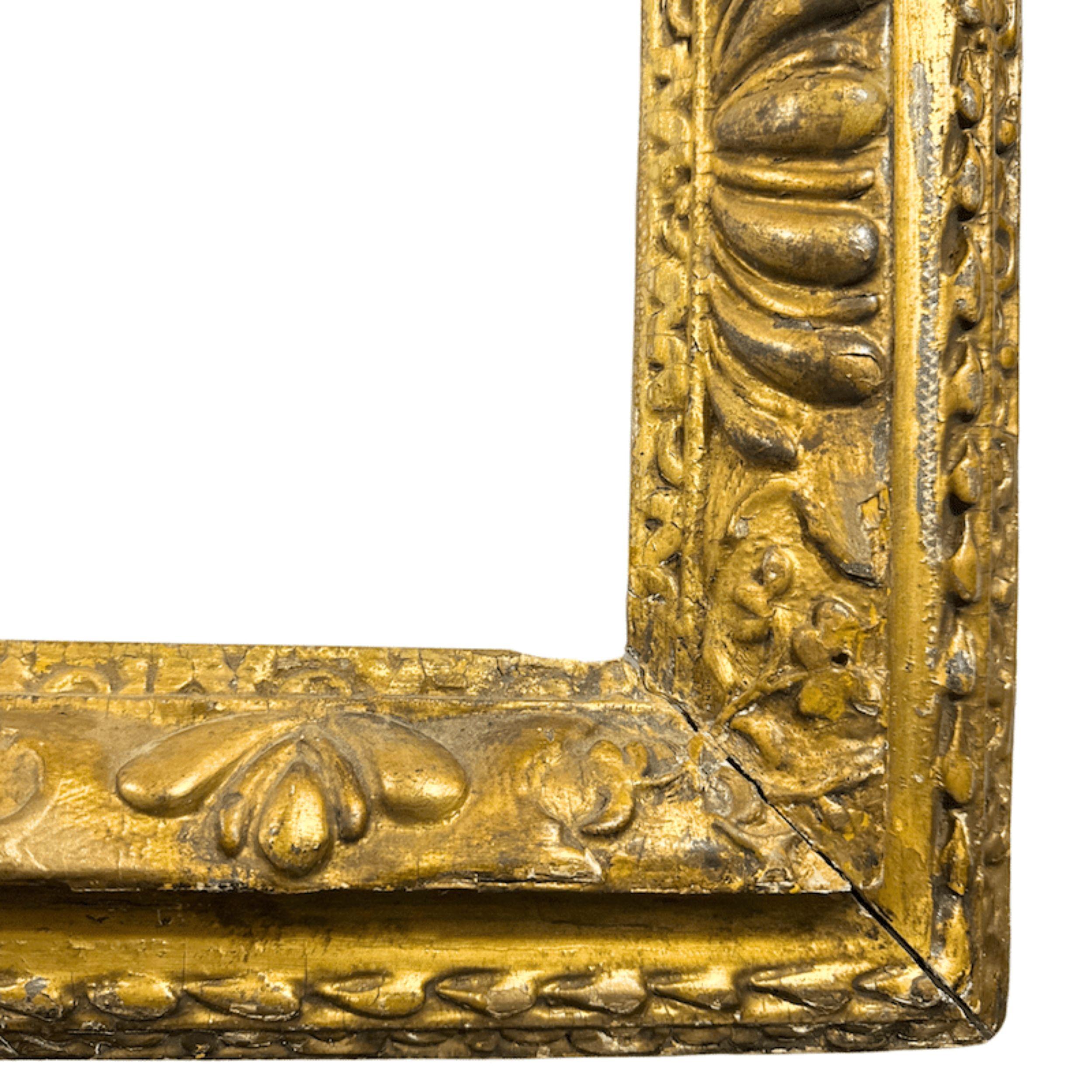 Este llamativo marco dorado italiano del siglo XVII encarna la expresiva artesanía de la época barroca. Su luminosa superficie dorada se suaviza con una pátina desgastada por el tiempo que habla de siglos de historia, creando un acabado cálido y