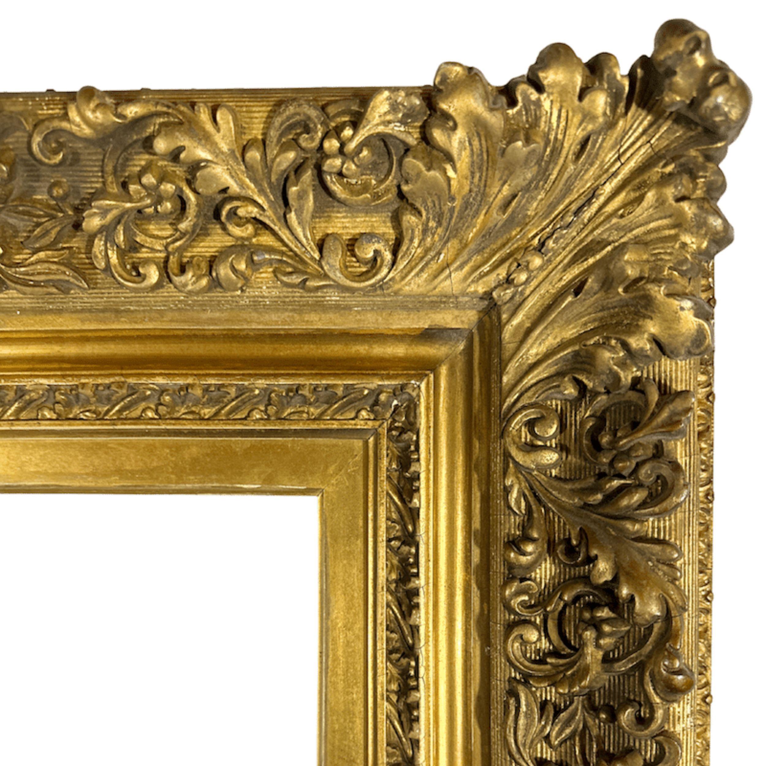 Este llamativo marco dorado del siglo XVIII es un triunfo de la ornamentación tallada a mano, perfecto para quienes se sienten atraídos por el dramatismo clásico y los detalles finos. Su cálida superficie dorada ostenta una elegante pátina,