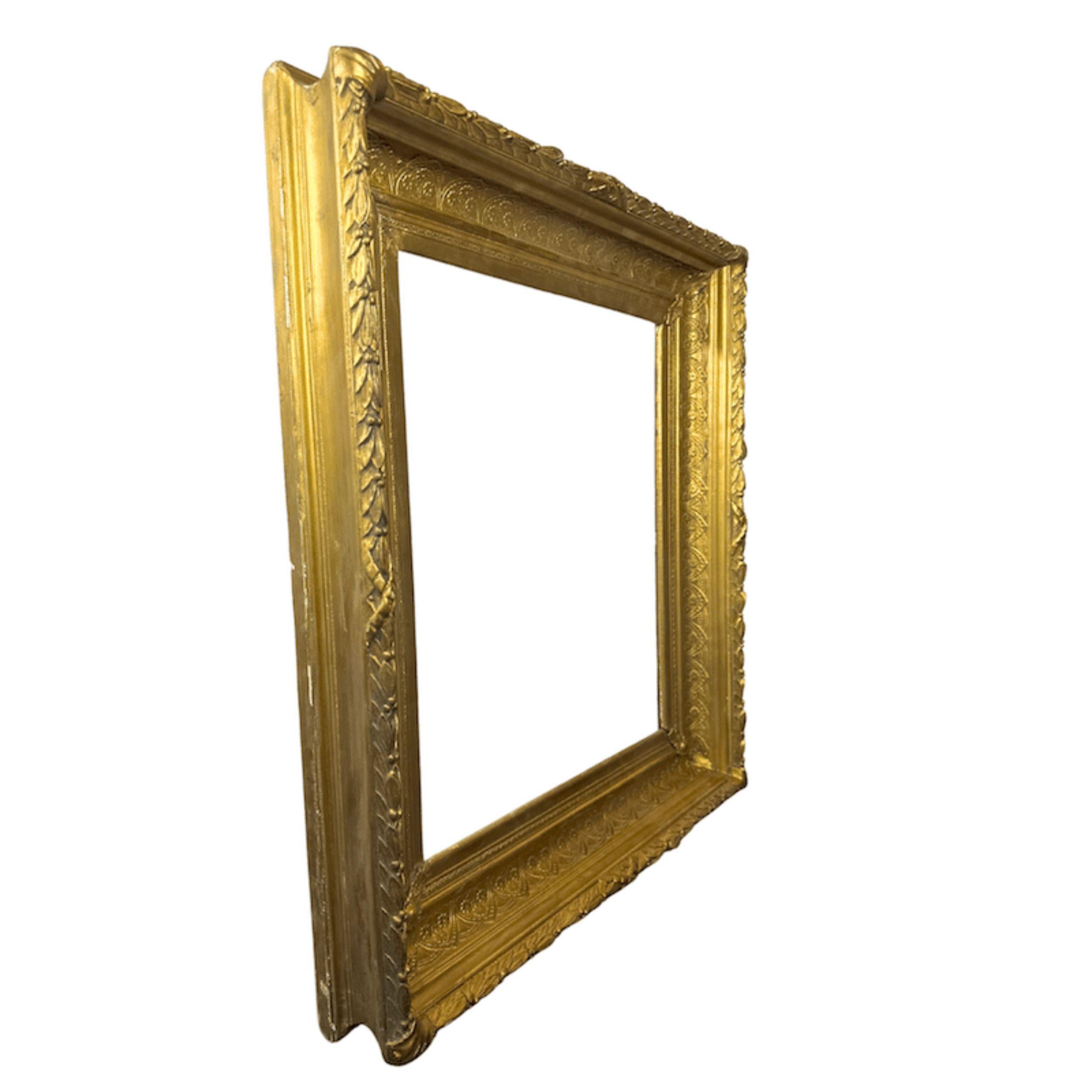 Exemple étonnant du design américain des années 1870, ce cadre en bois doré de style Hudson River School allie harmonie structurelle et élégance botanique. Sa finition or foncé a magnifiquement vieilli, développant une douce patine qui témoigne de