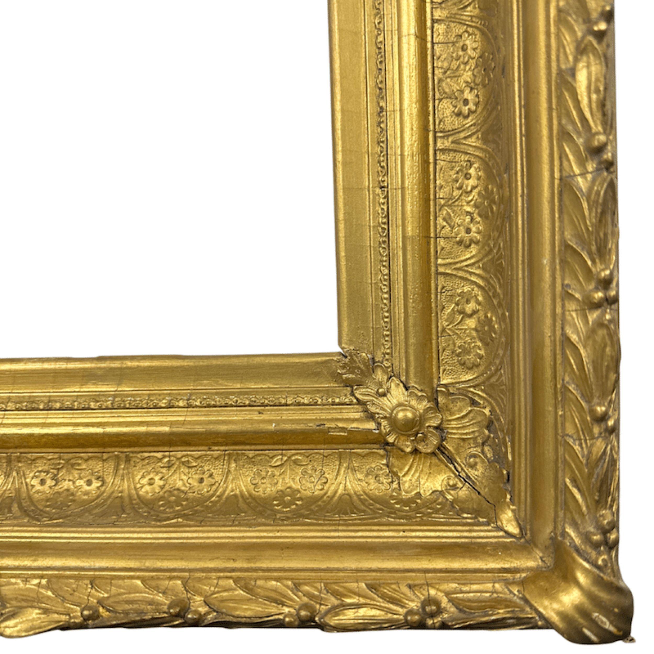 Cadre doré américain des années 1870 avec motifs floraux arqués et marguerite en vente 1