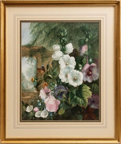 Stockrosen und Rosen in einem Garten mit Schmetterling