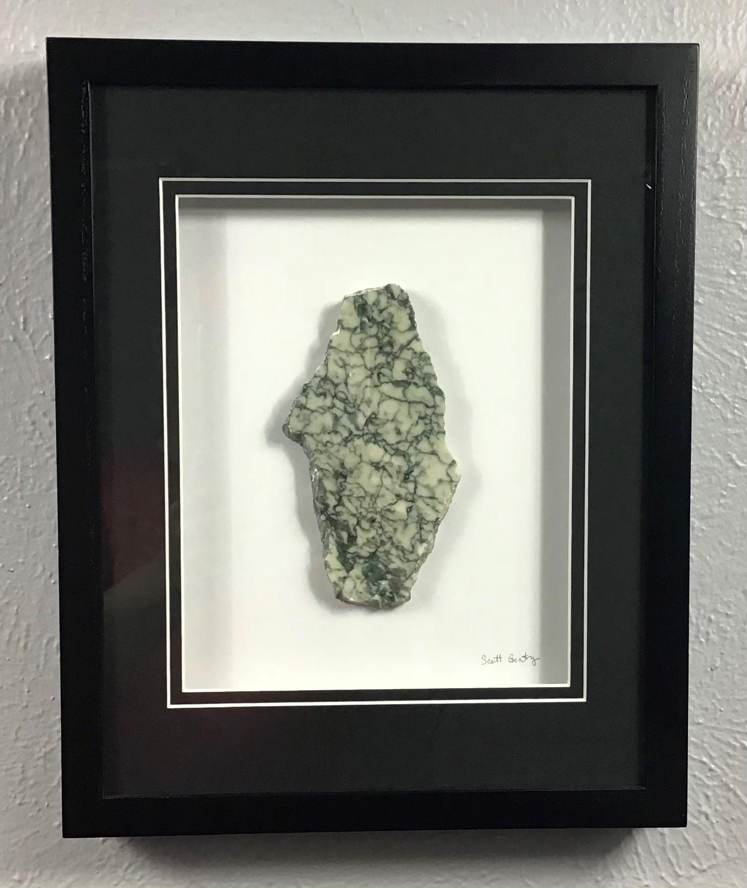 Ein Paar gerahmte 11x14 gerahmte Steinkunstwerke (Campan Vert Marmor) im Angebot 3