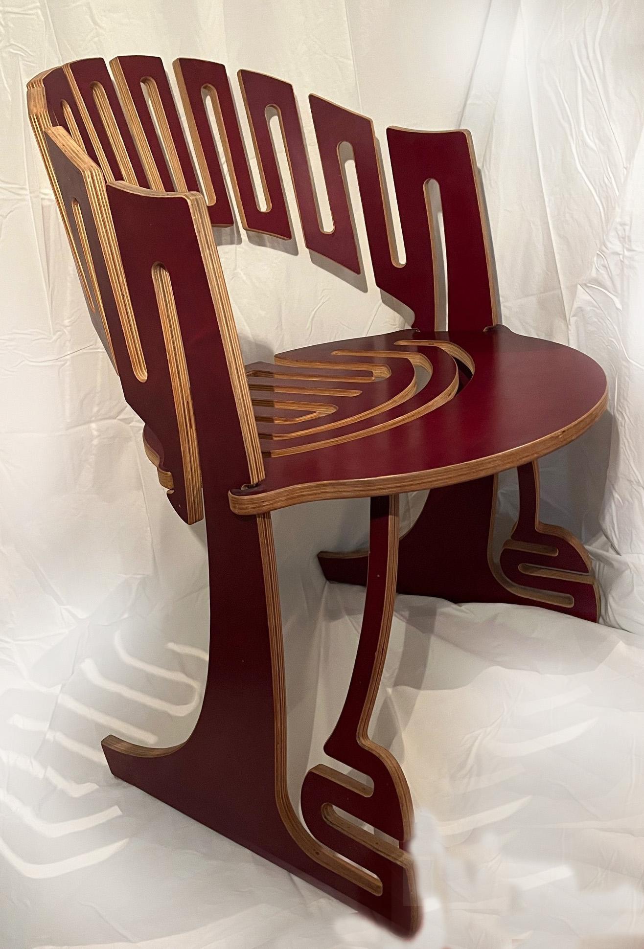 Extrait du site Web de l'Artistics : Une simple chaise de salle à manger avec un dossier et un pied en serpentin continu, l'Alicia est un descendant de l'original Surround. Il comporte une troisième partie, le bras croisé sous le siège, qui remplace